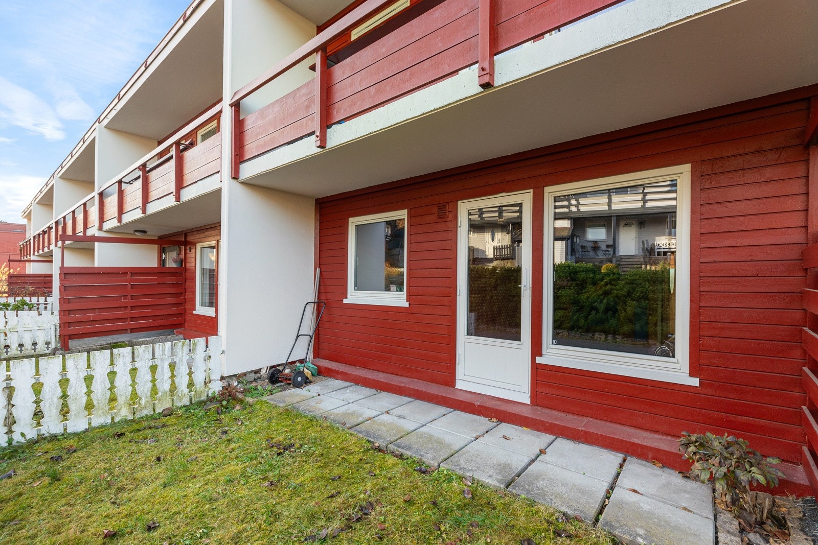 I tillegg til den vestvendte terrassen, så har denne boligen en hageflekk som vender mot øst. Galleribilde