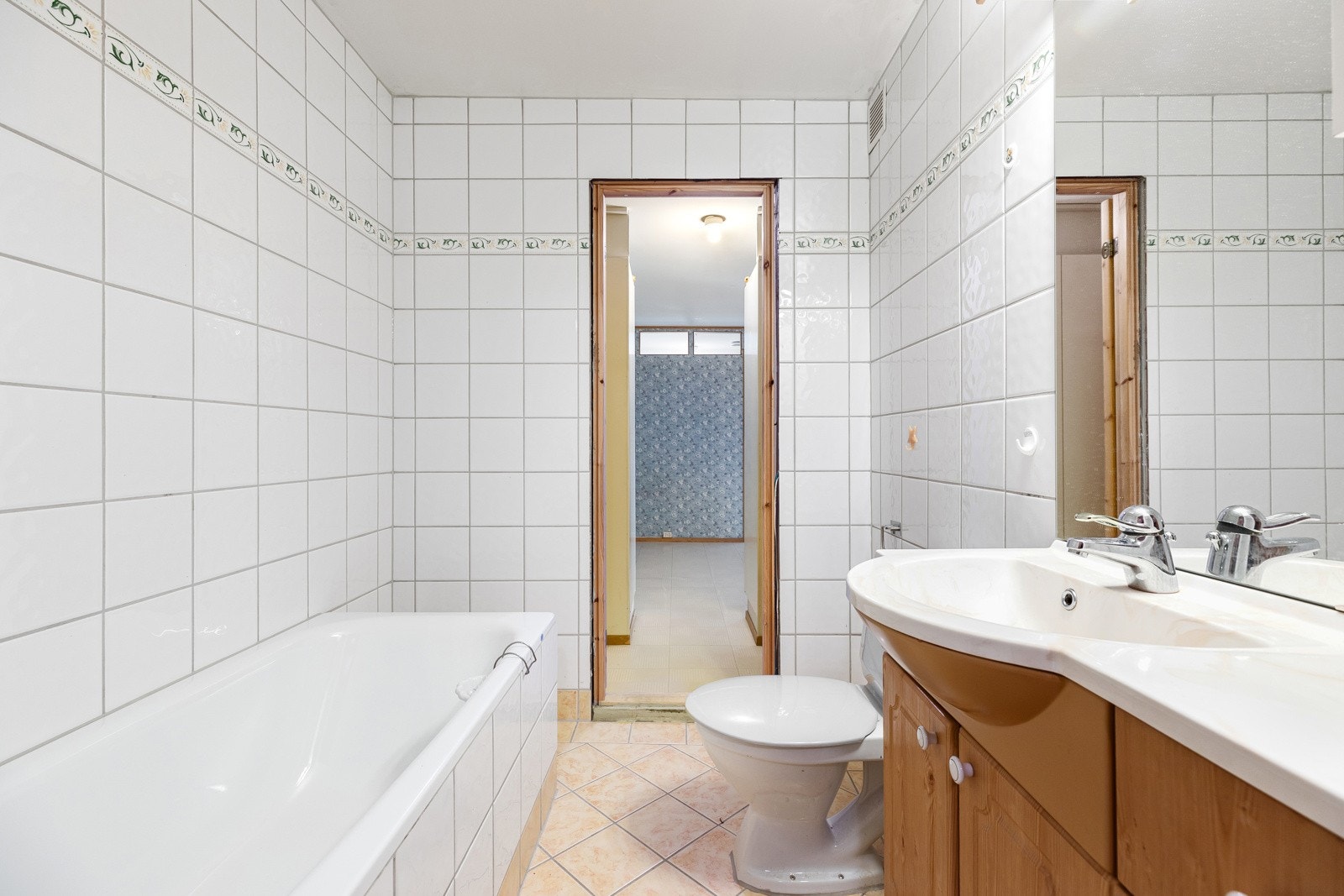 Hovedbadet har tilgang fra omkledningsrom og kjøkken og er på ca. 4 m². Galleribilde