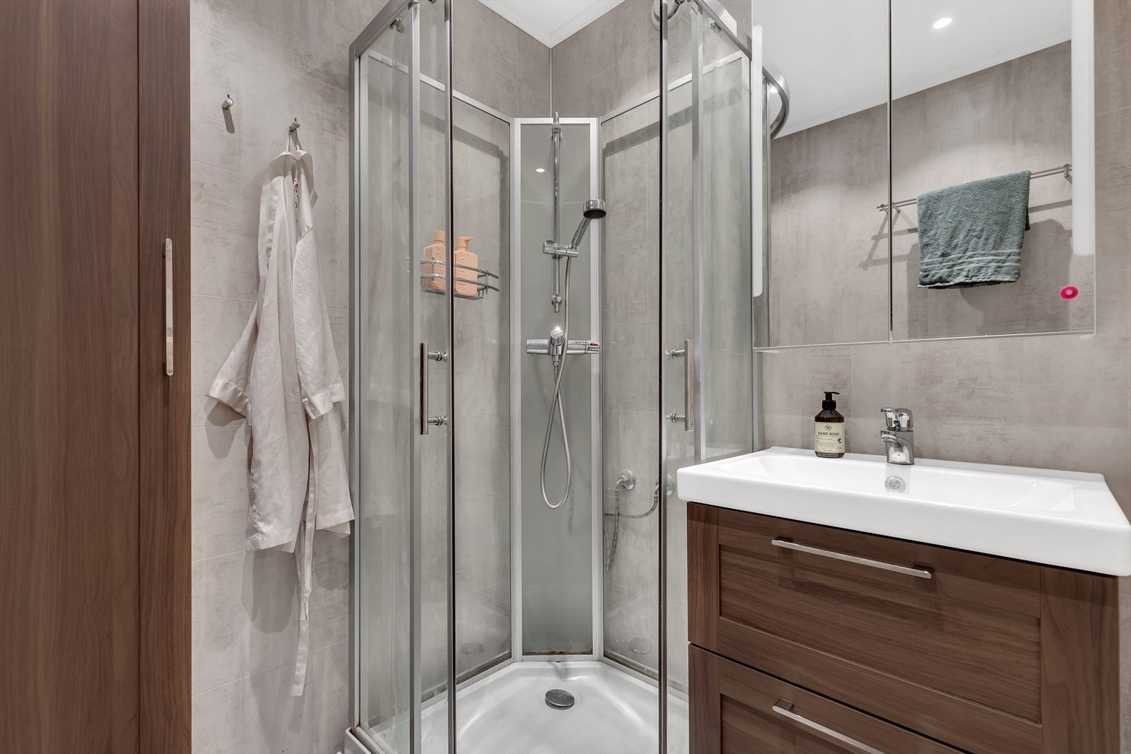 Pent bad med varmekabler i gulv. Oppusset i 2016. Galleribilde