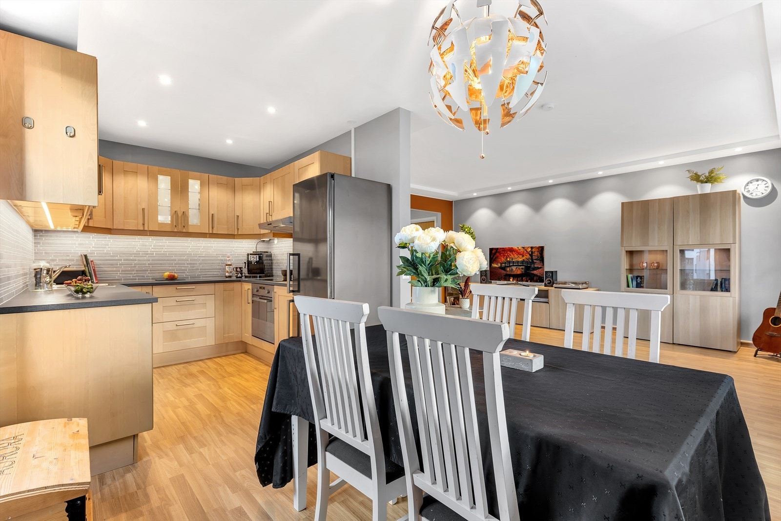 Kjøkken adskilt fra stue. Galleribilde