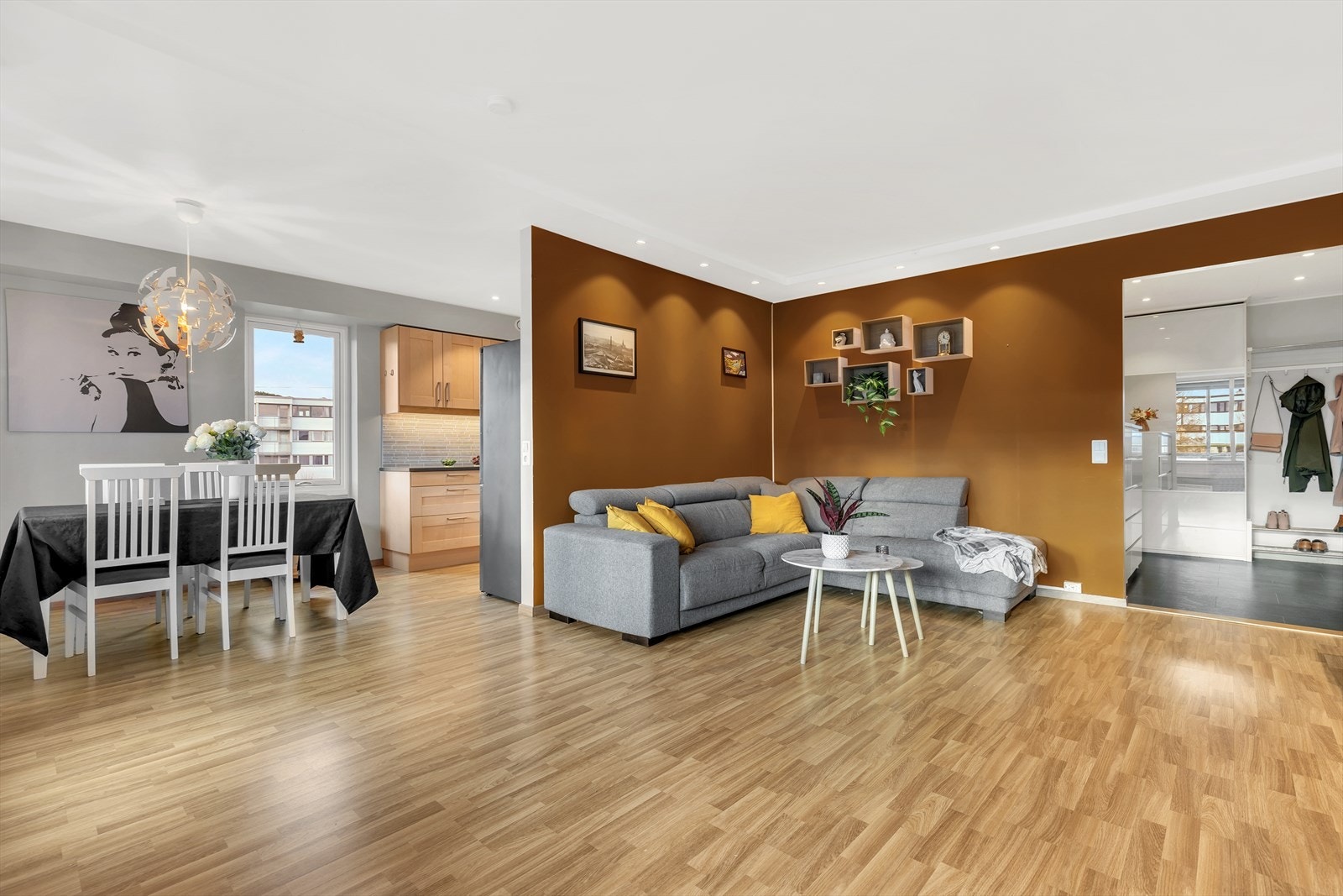 Heimdal Eiendomsmegling v/Henrik Midtøy har gleden av å presentere en pen og romslig leilighet beliggende i populære Kolstadflaten BL. Galleribilde