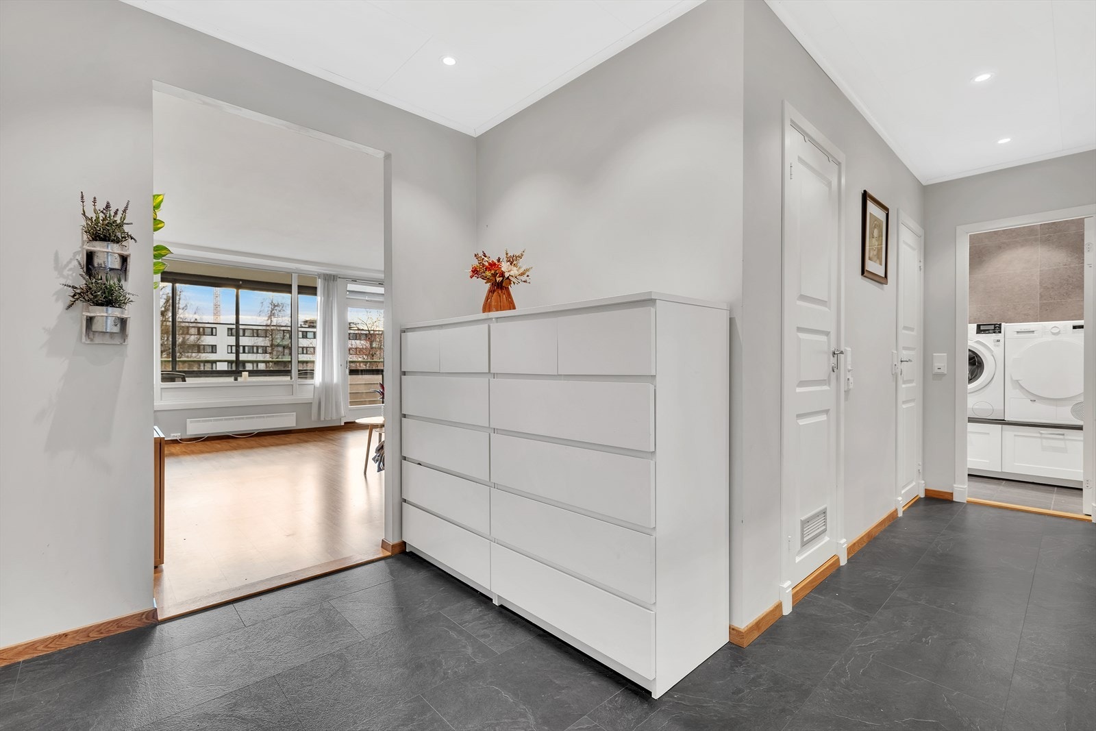 Inngangsparti/gang med downlights. Galleribilde