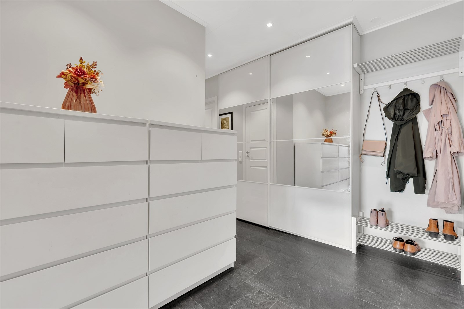 Inngangsparti/gang som fører til øvrige rom. Galleribilde