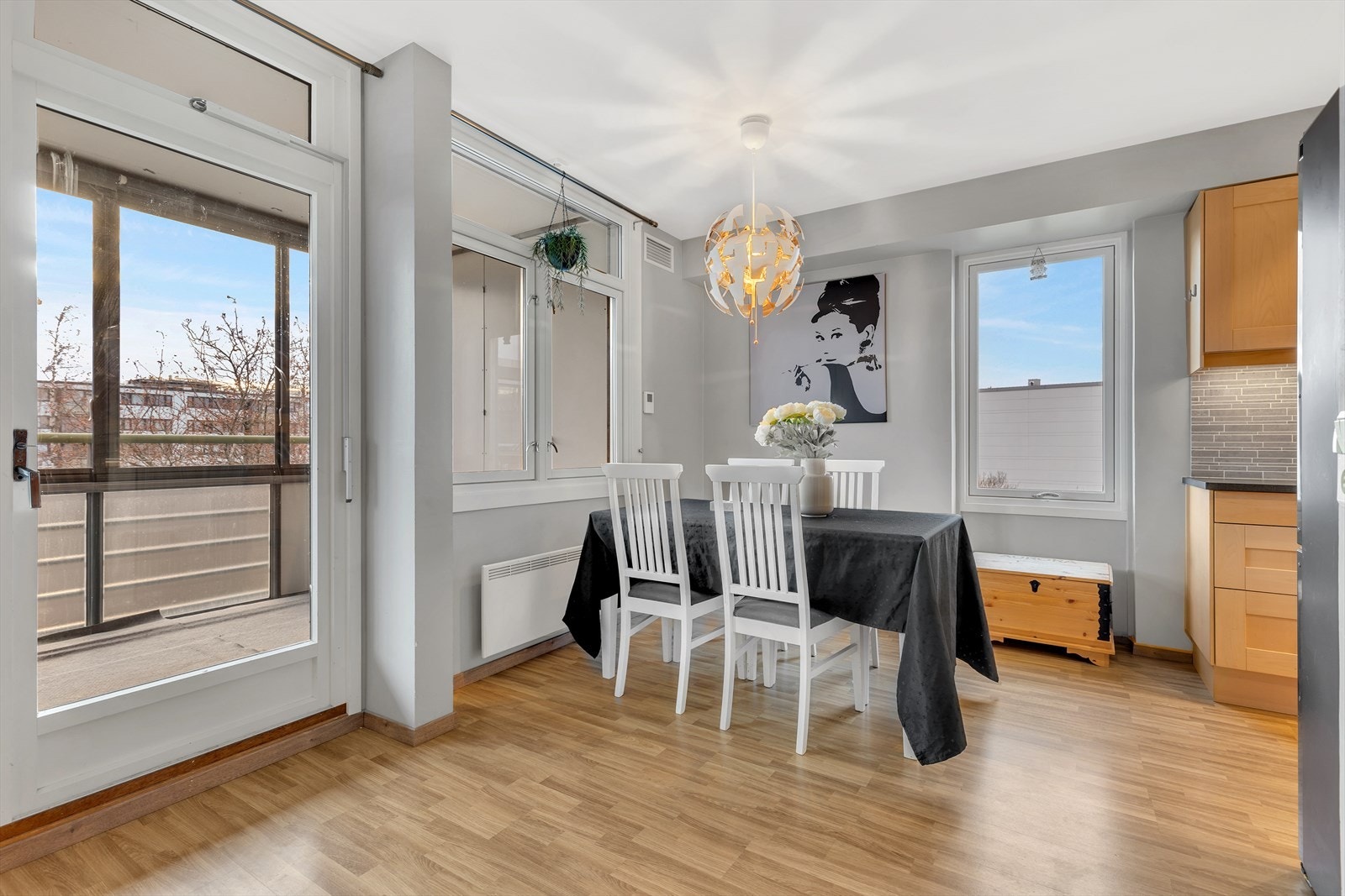 God plass til ulike sittegrupper i stue/kjøkken areal. Galleribilde