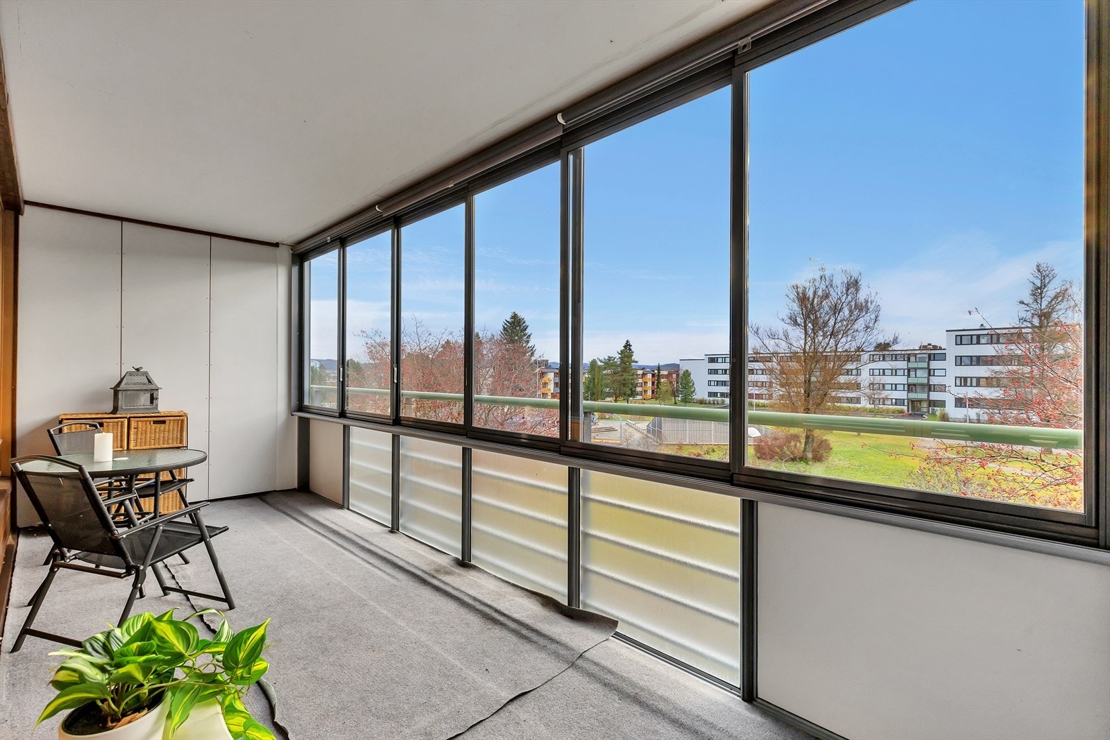 Innglasset balkong på 11 kvm. med utsikt mot hage. Galleribilde