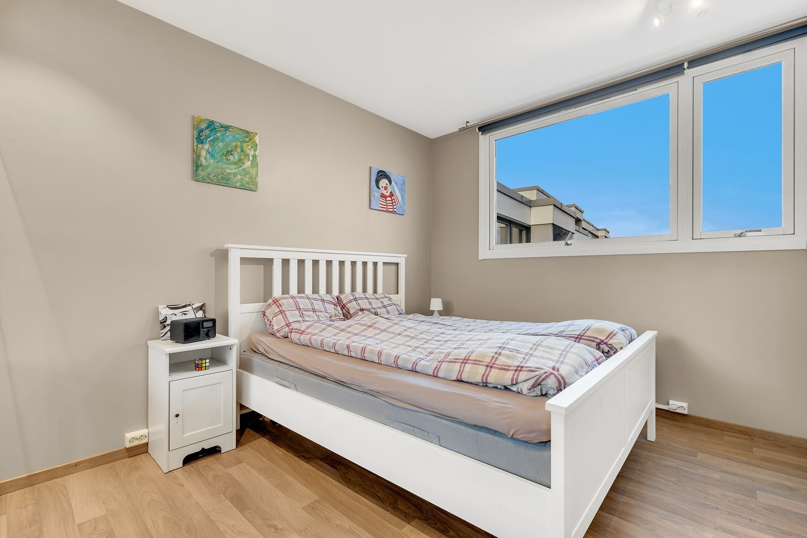 Soverom 1. God plass til dobbeltseng og garderobeløsning. Galleribilde