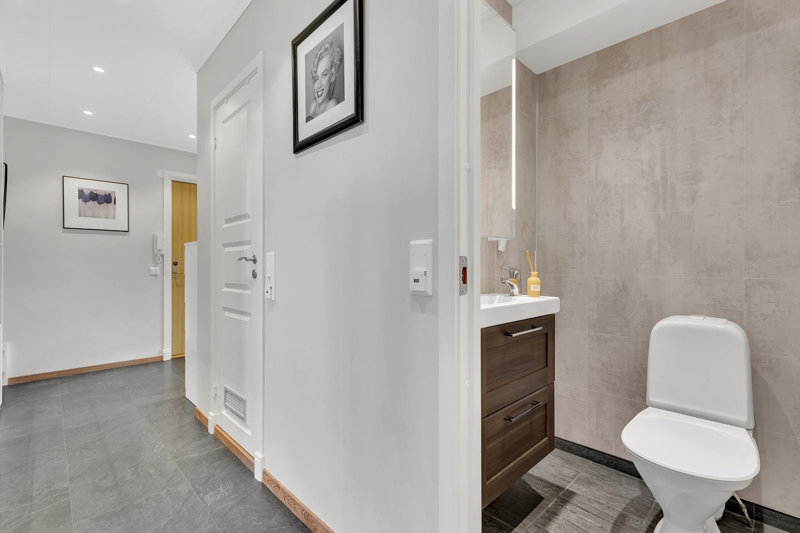 Praktisk separert WC-rom. Oppusset i 2016. Galleribilde