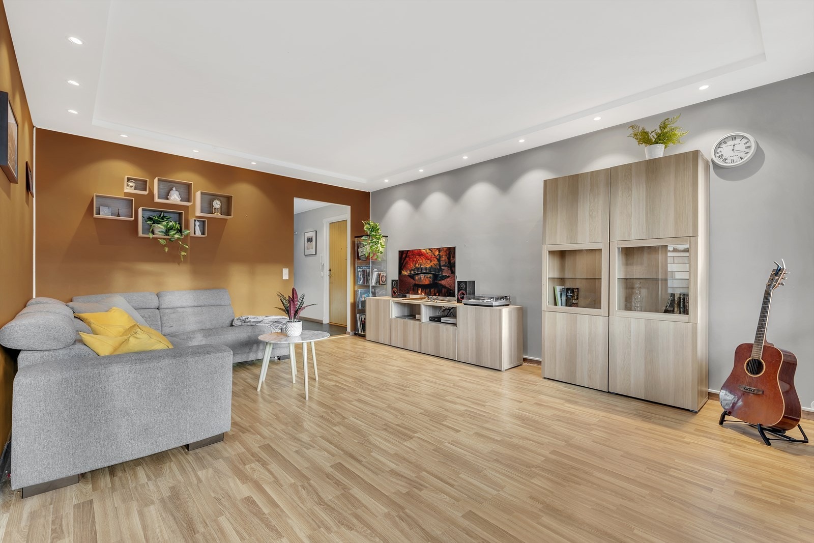 Romslig stue med downlights. Galleribilde