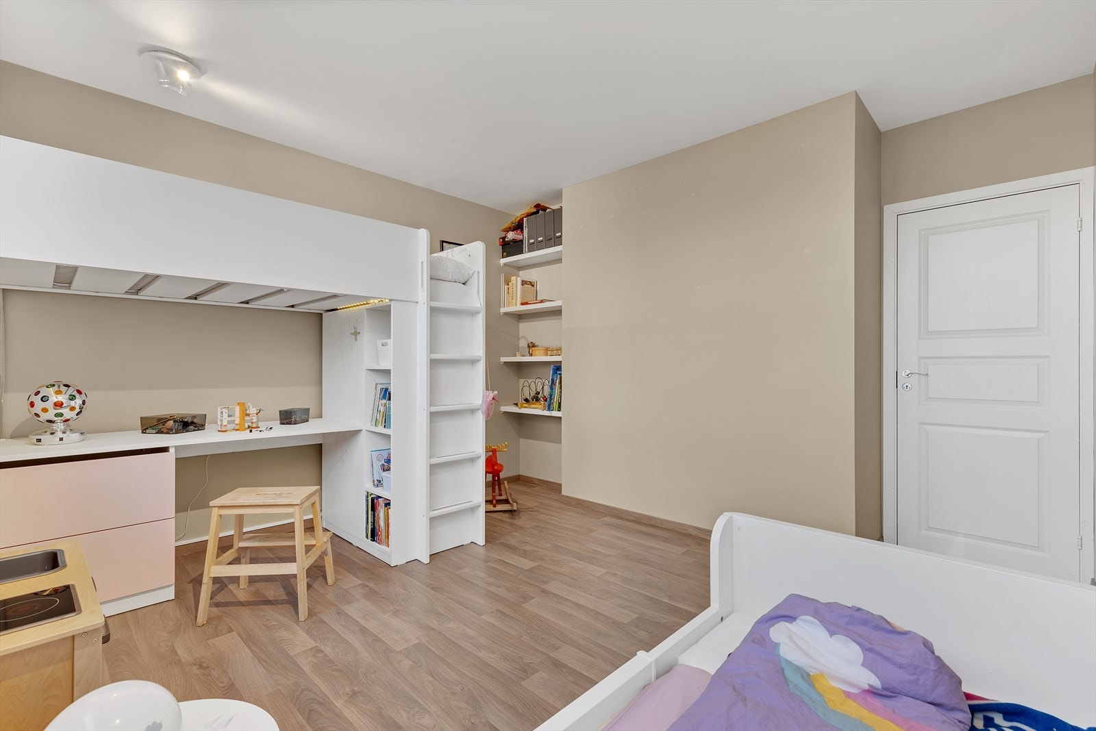 Soverom 2. God plass til både seng, leker og oppbevaring. Galleribilde