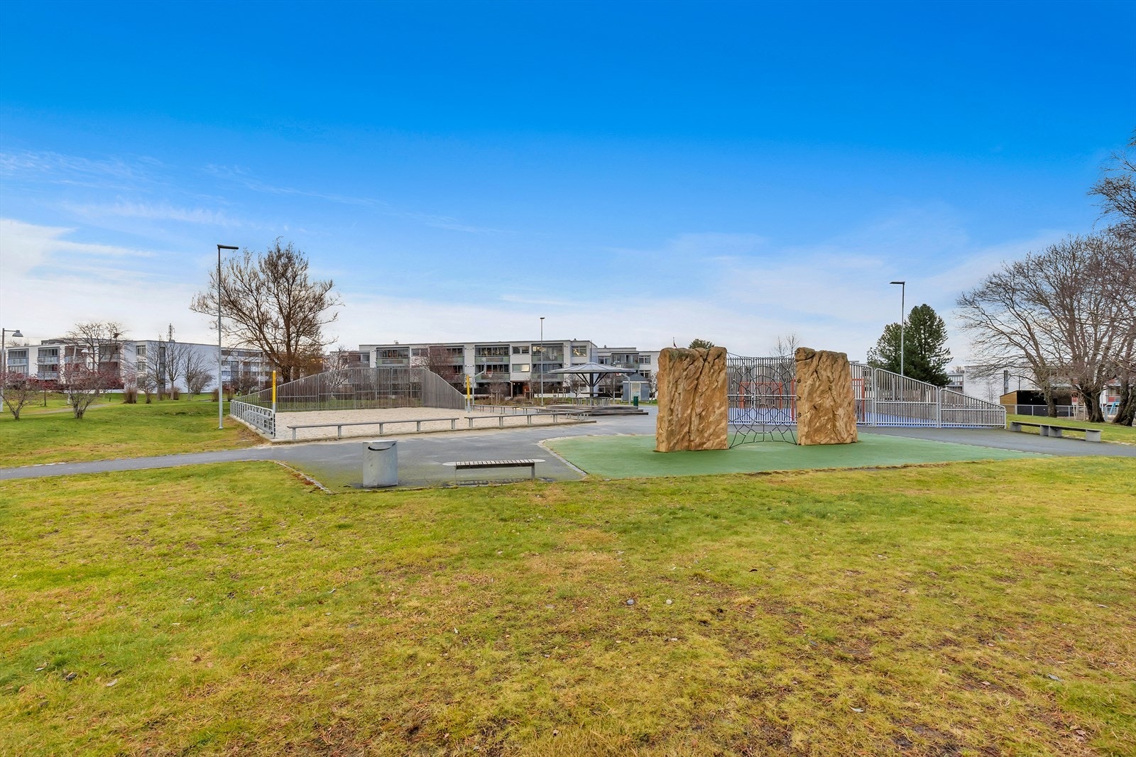 Lekeplass rett bak blokka Galleribilde