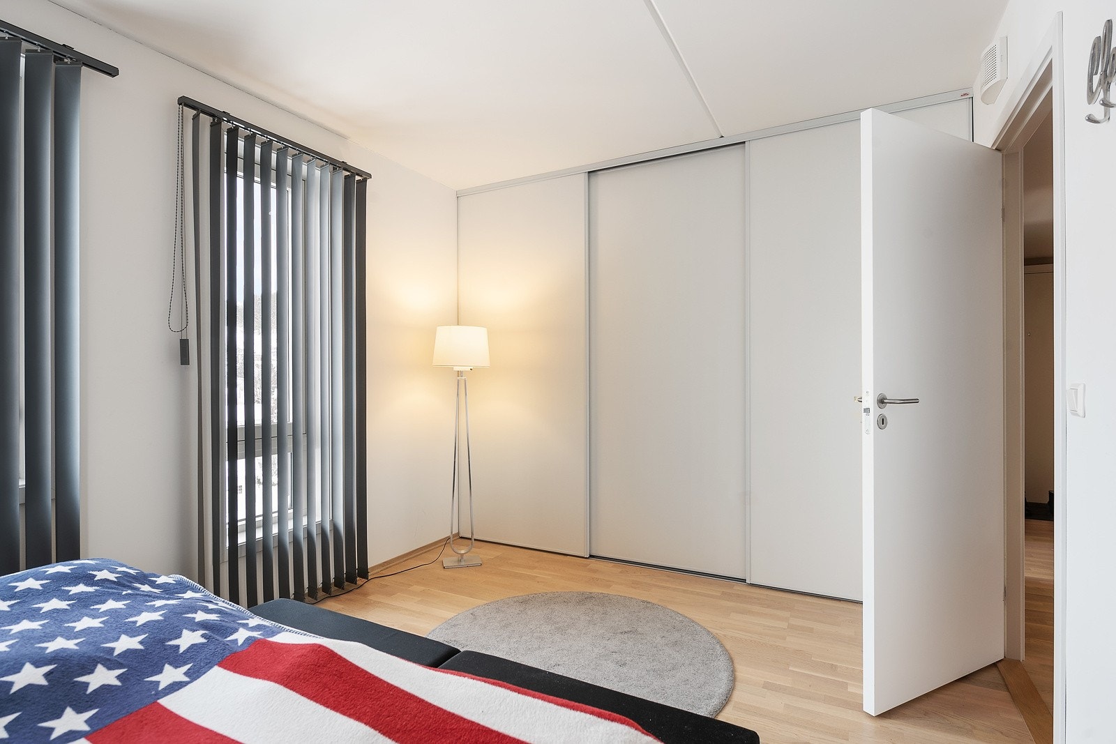Hovedsoverom med skyvedørsgarderobe Galleribilde
