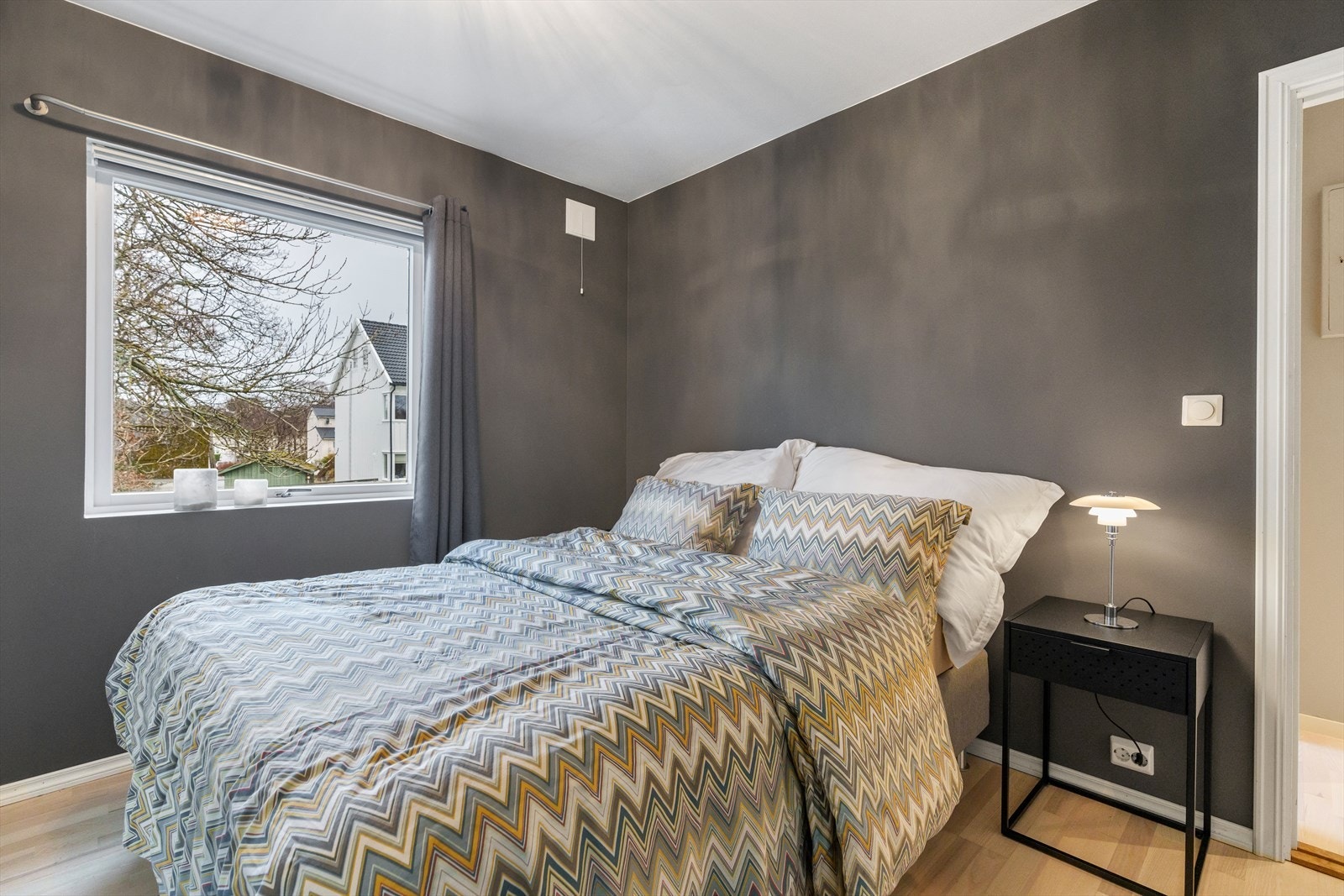 Ett av leilighetens to romslige og delikate soverom Galleribilde