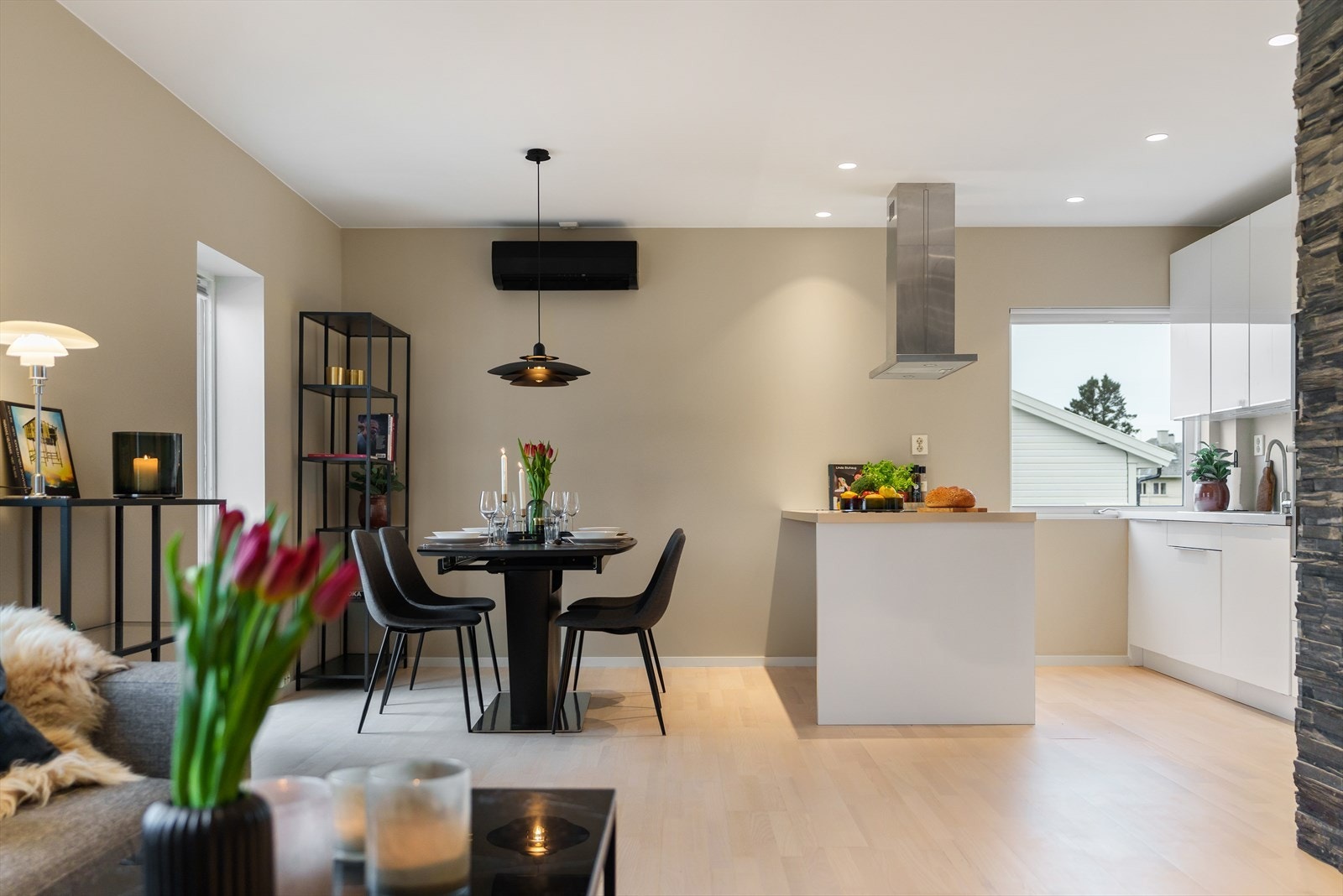 Stuen og kjøkkenet i en åpen løsning Galleribilde