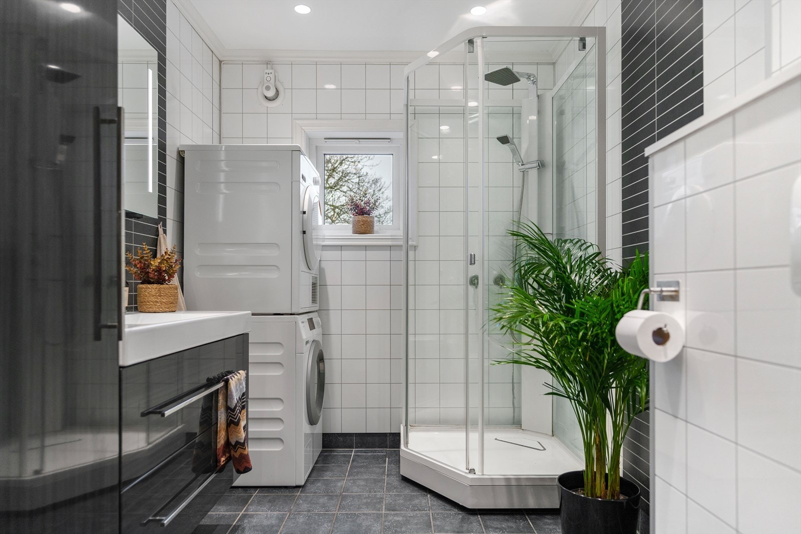 Leiligheten har et stort og delikat bad Galleribilde