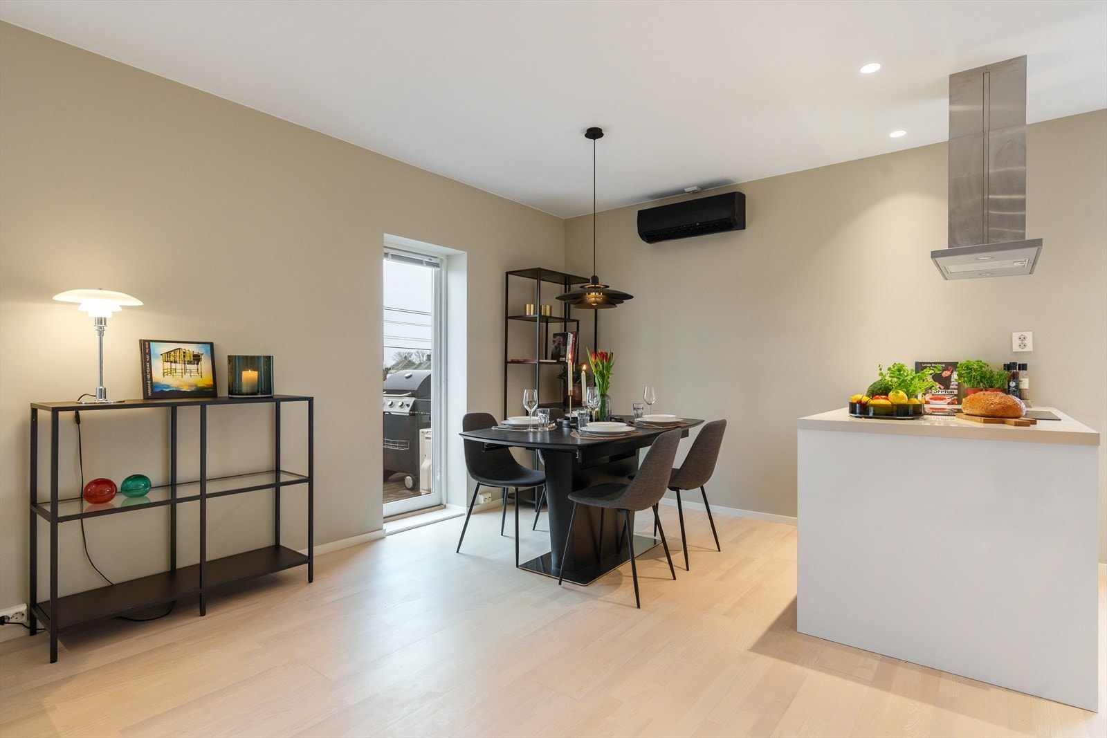 Fra stuen er det utgang til solrik, vestvendt balkong Galleribilde