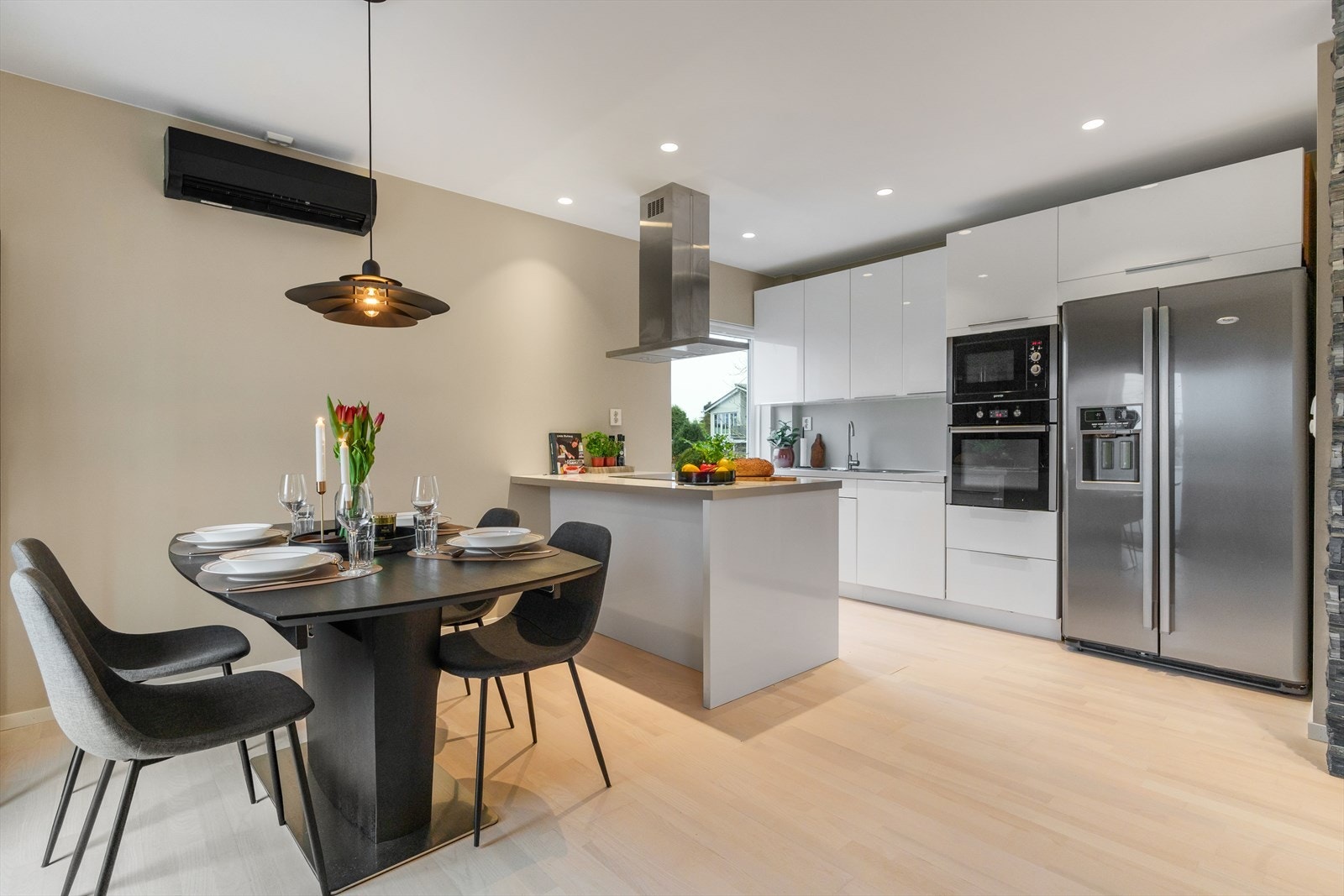 Dette er en flott og svært trivelig 3-roms leilighet i andre etasje. Boligen fremstår som lys og moderne, med en gjennomført god standard Galleribilde