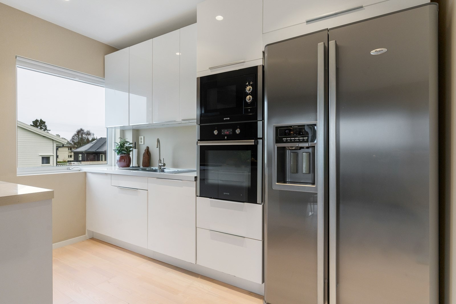 Kjøkkenet har en flott innredning og delvis integrerte hvitevarer, inkludert et side-by-side-kjøleskap som medfølger i handelen Galleribilde