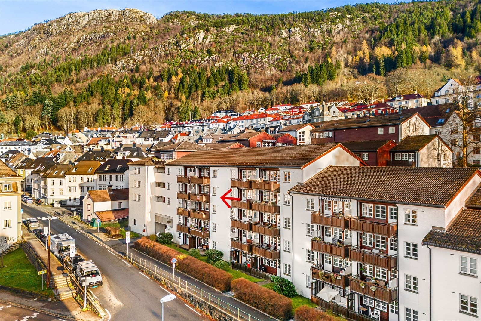 Leiligheten ligg fritt og fint i 4. etasje (1. fra baksiden) Galleribilde