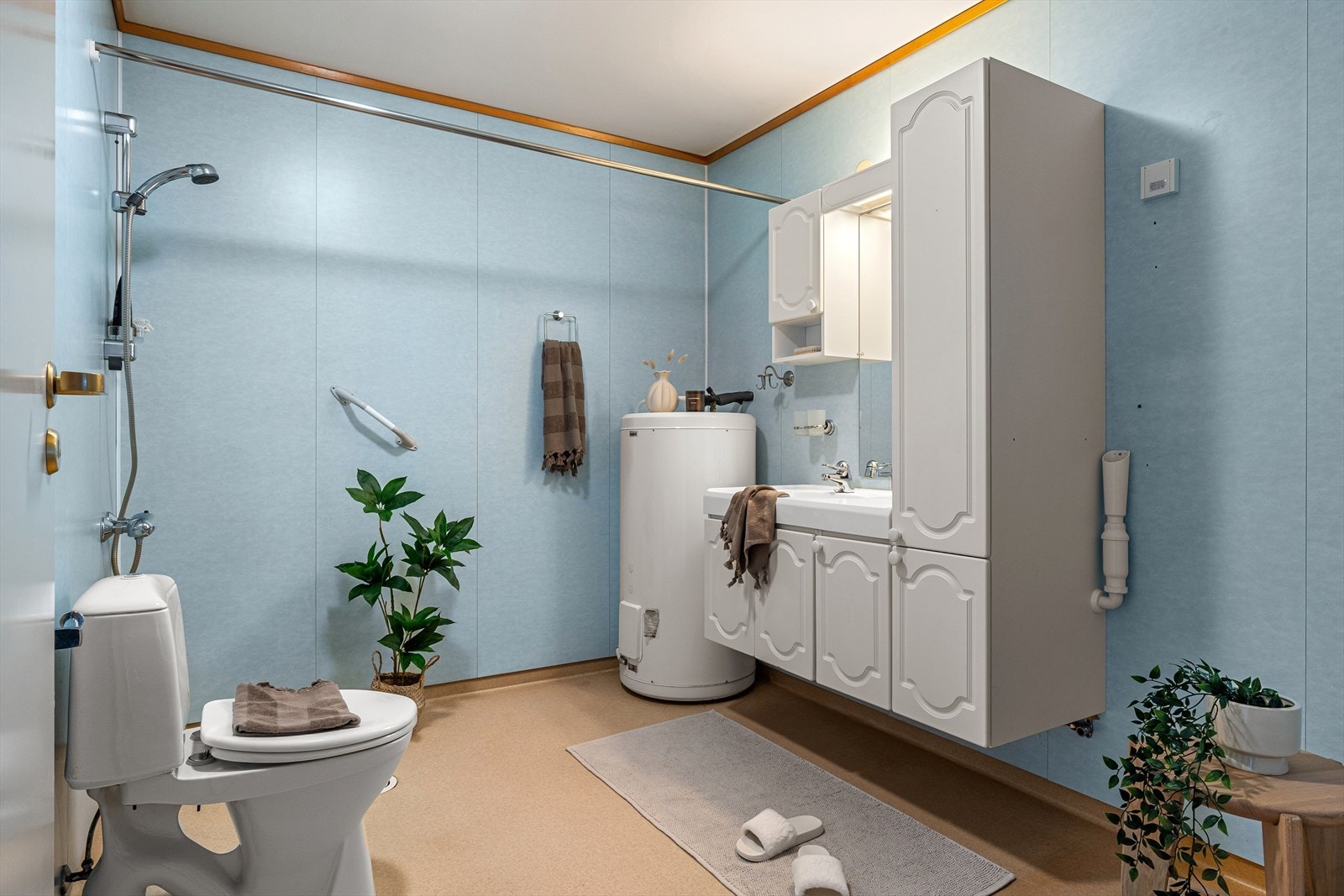 Her er det dusj med sluk i dekke, klosett, møblement med servant, overskap/speil og lysamatur med stikkontakt. Galleribilde