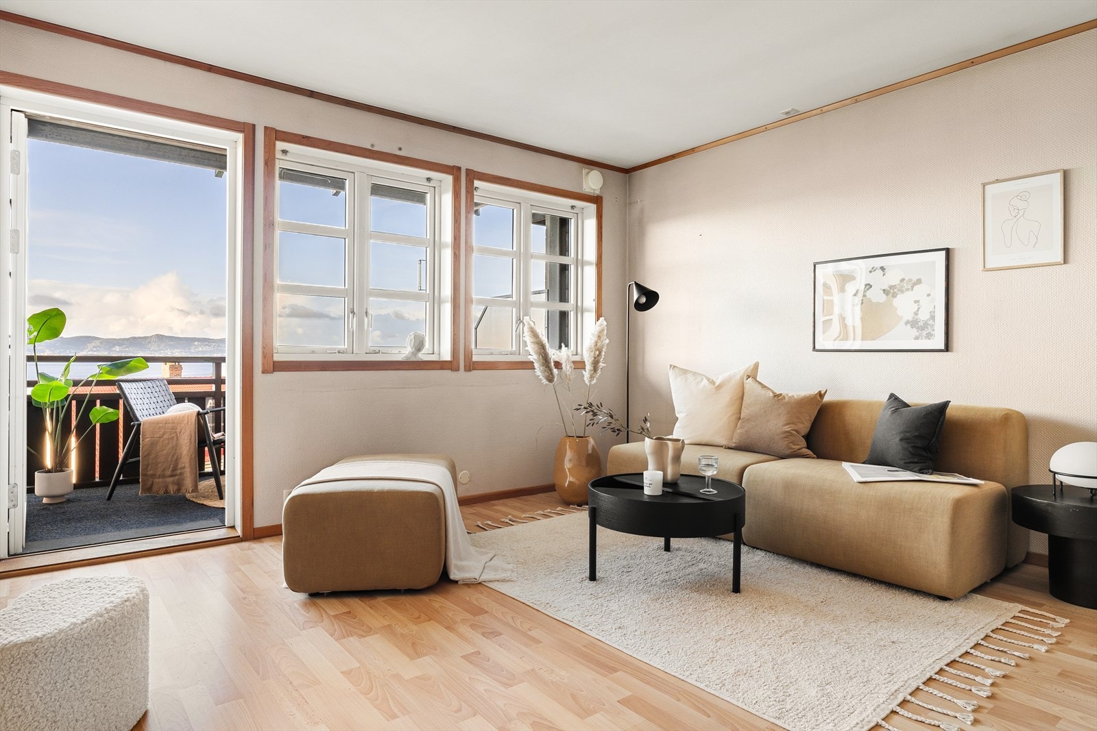 Veggene er malt i en lys beige farge og det er laminat på gulvene. Galleribilde