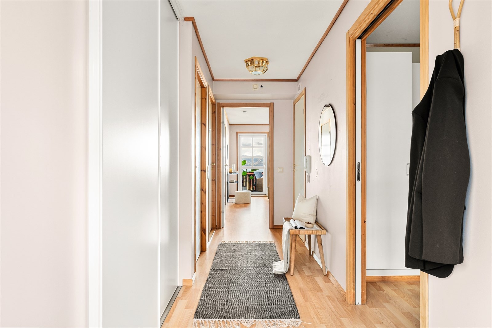 Trivelig entré med plass til oppbevaring av yttertøy og sko. Galleribilde