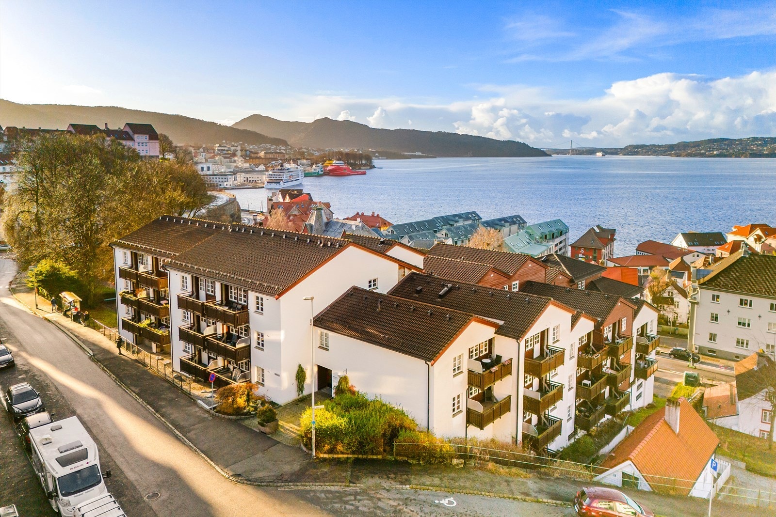 Boligen har en fantastisk beliggenhet i Kirkegaten 4, i en sjarmerende og særdeles attraktiv gate midt i Sandviken. Leiligheten ligger i fremste rekke Galleribilde