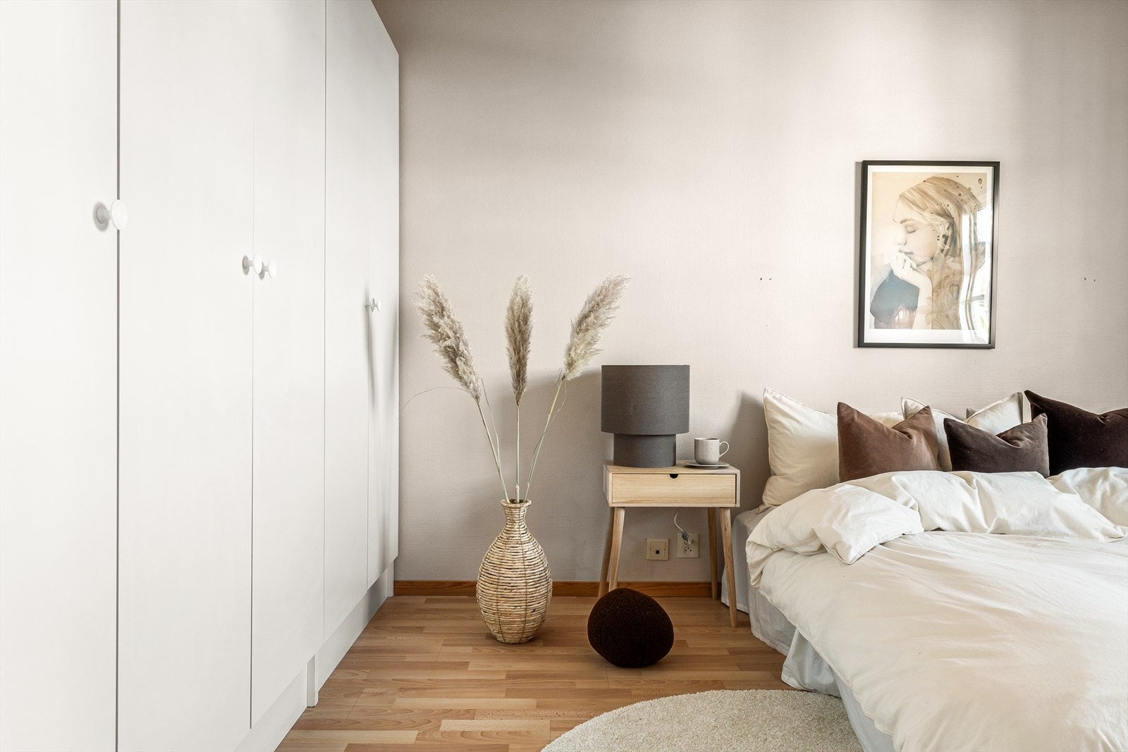 Veggene er malt i en lys beige farge. Galleribilde