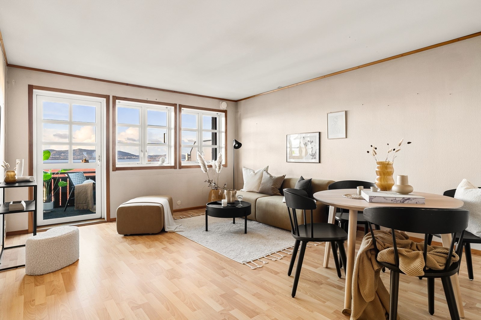 Lys og innbydende stue med en fantastisk utsikt og utgang til egen balkong. Galleribilde