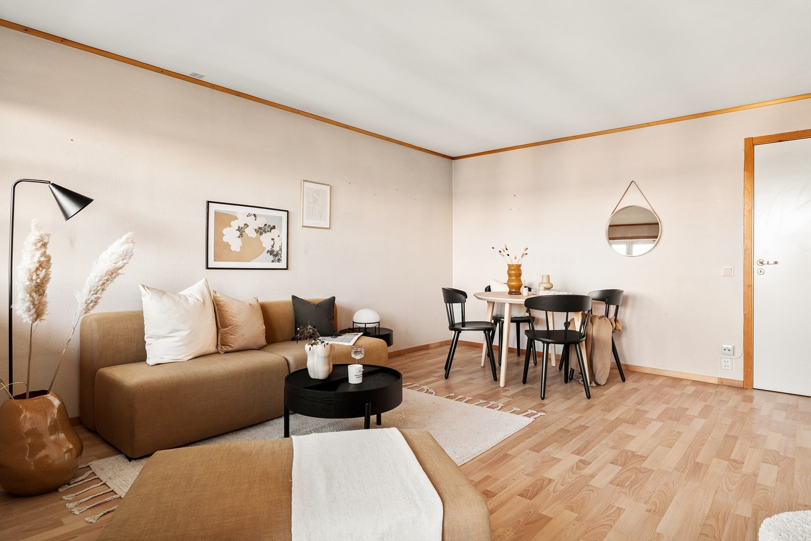 Her er det plass til både sofa- og spisegruppe, i tillegg til annen ønsket innredning. Galleribilde