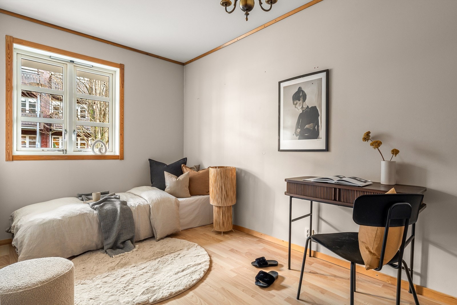 Leilighetens andre soverom er også av god størrelse med plass til seng, garderobe, nattbord og annen ønsket innredning. Galleribilde