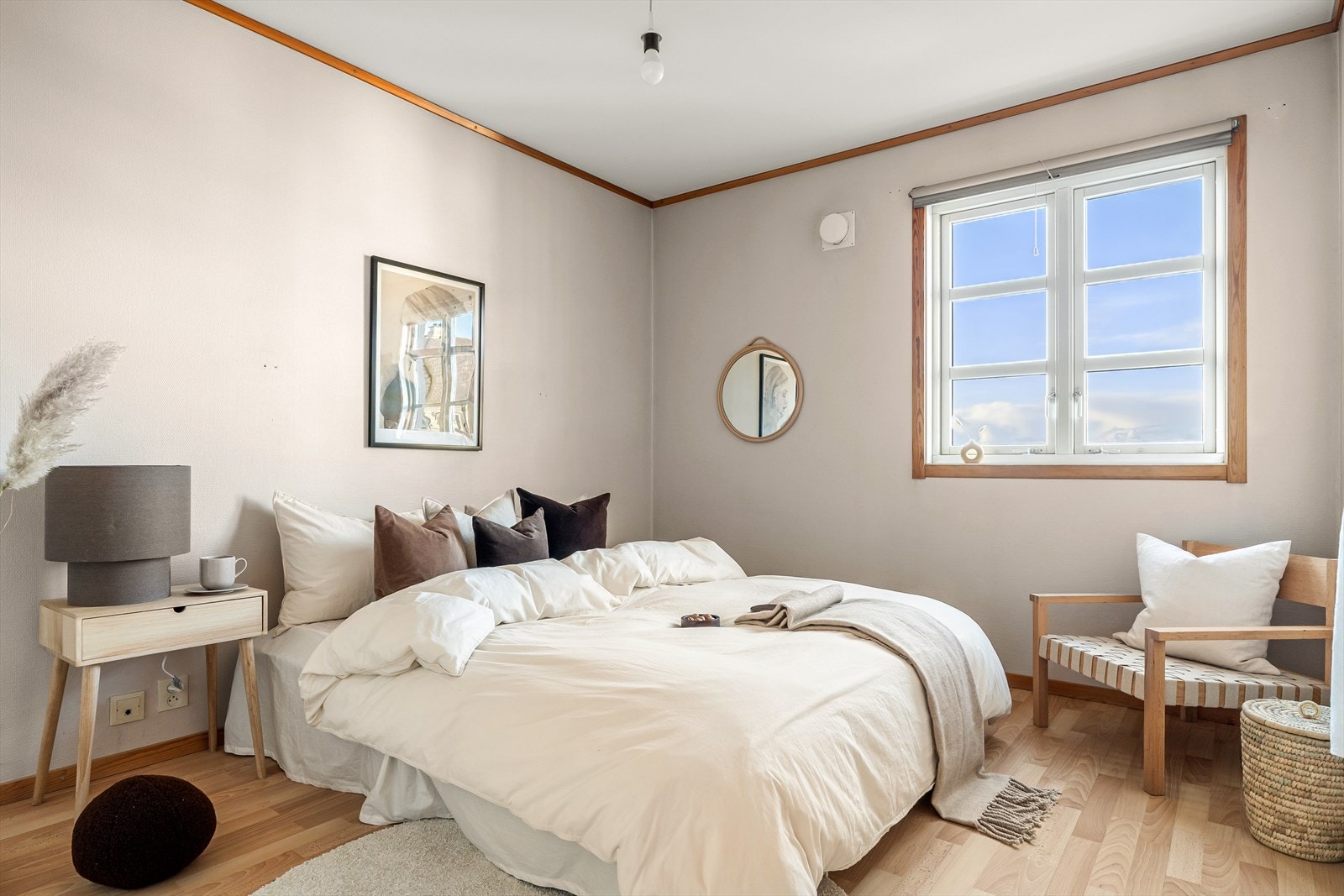 Hovedsoverommet er av den generøse størrelsen med god plass til dobbeltseng, garderobe, nattbord og annen ønsket innredning. Galleribilde