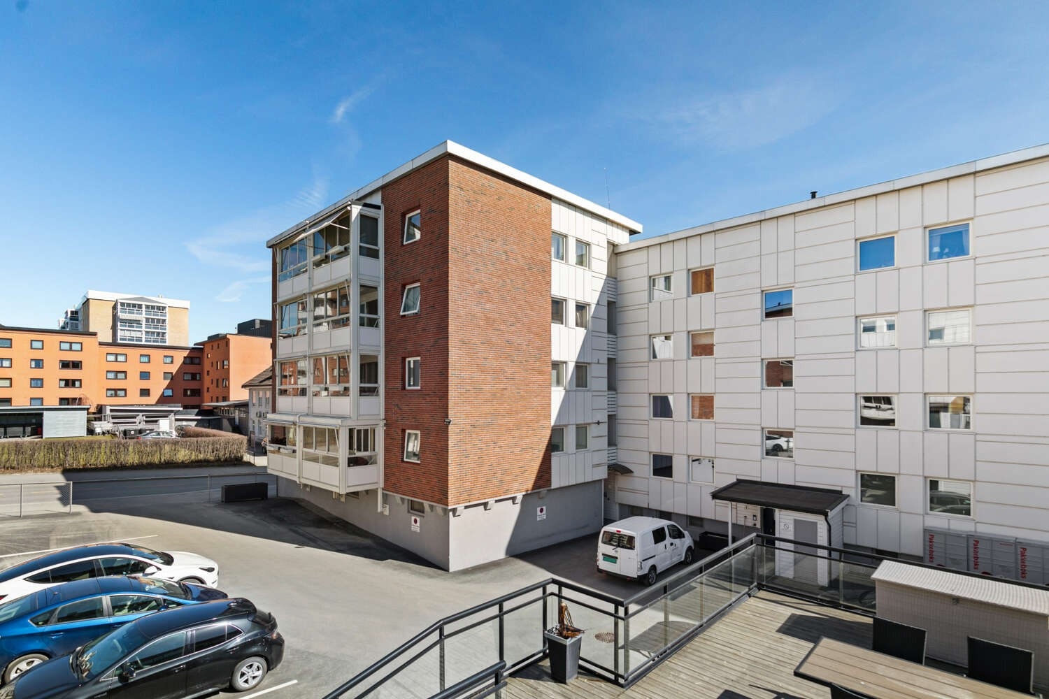 Leiligheten er i høy 1. etasje. Det er heis i bygget. Galleribilde