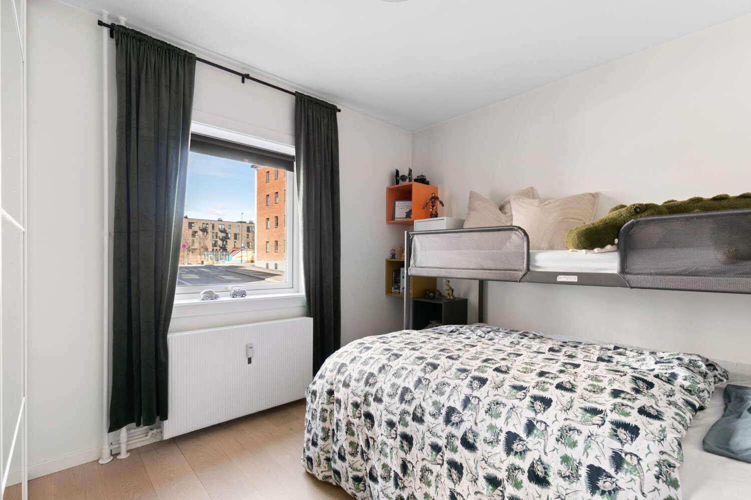 Soverom 2 er også av god størrelse med plass til en stor seng og ønsket innredning. Galleribilde