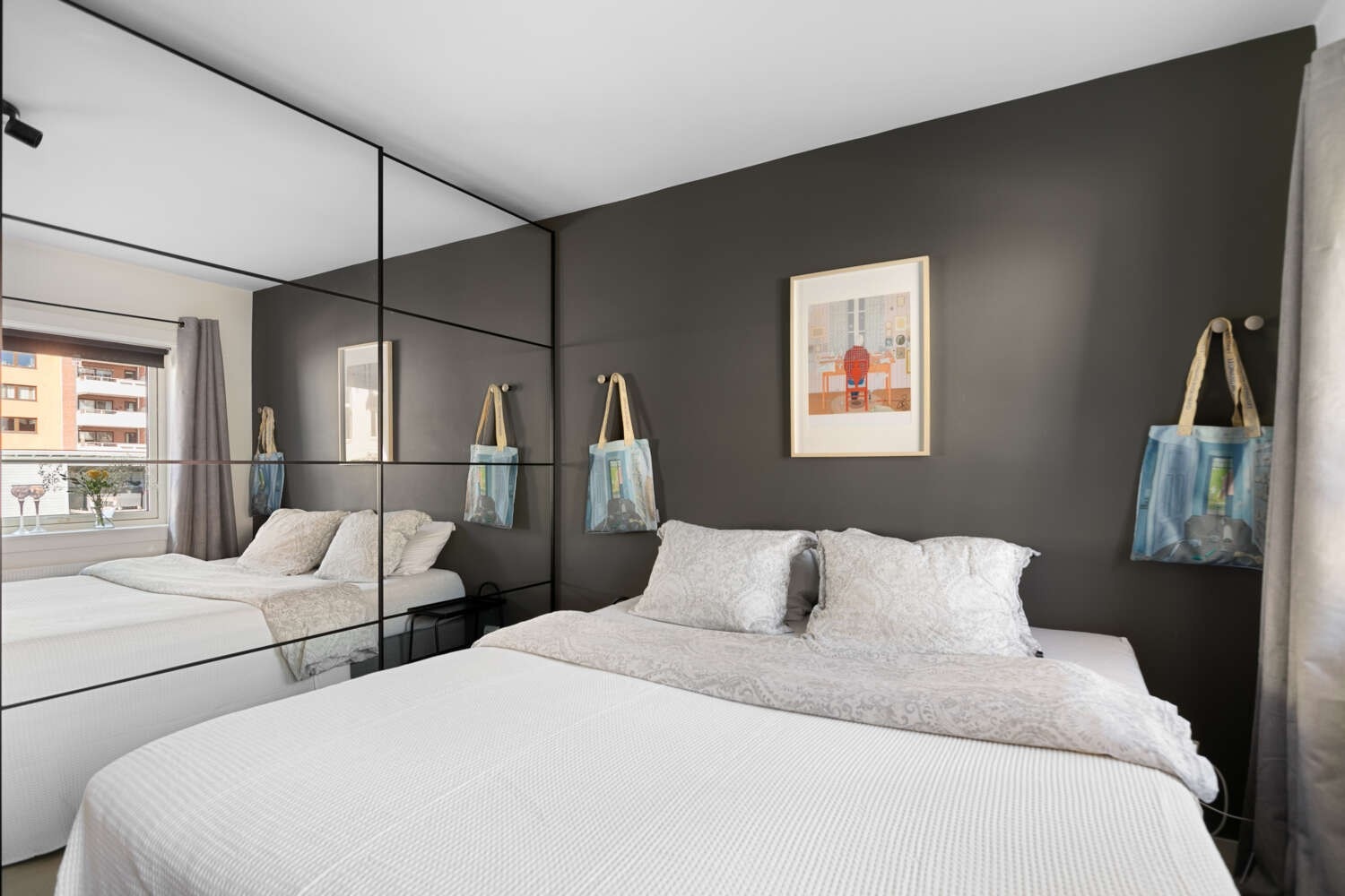 Hovedsoverommet er av god størrelse med romslig skyvedørsgarderobe. Galleribilde