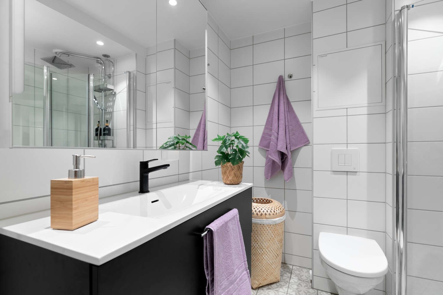 Moderne innredning, flislagt gulv og våtromsplater på veggene. Galleribilde