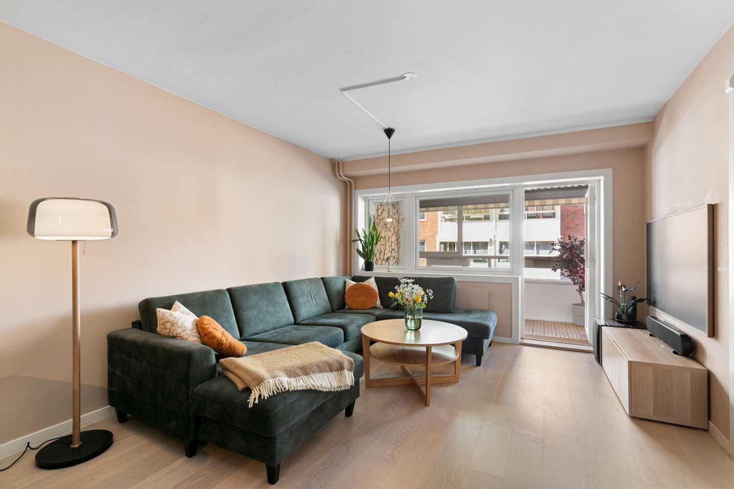 Mange vindusflater gir mye naturlig lys inn i leiligheten. Galleribilde