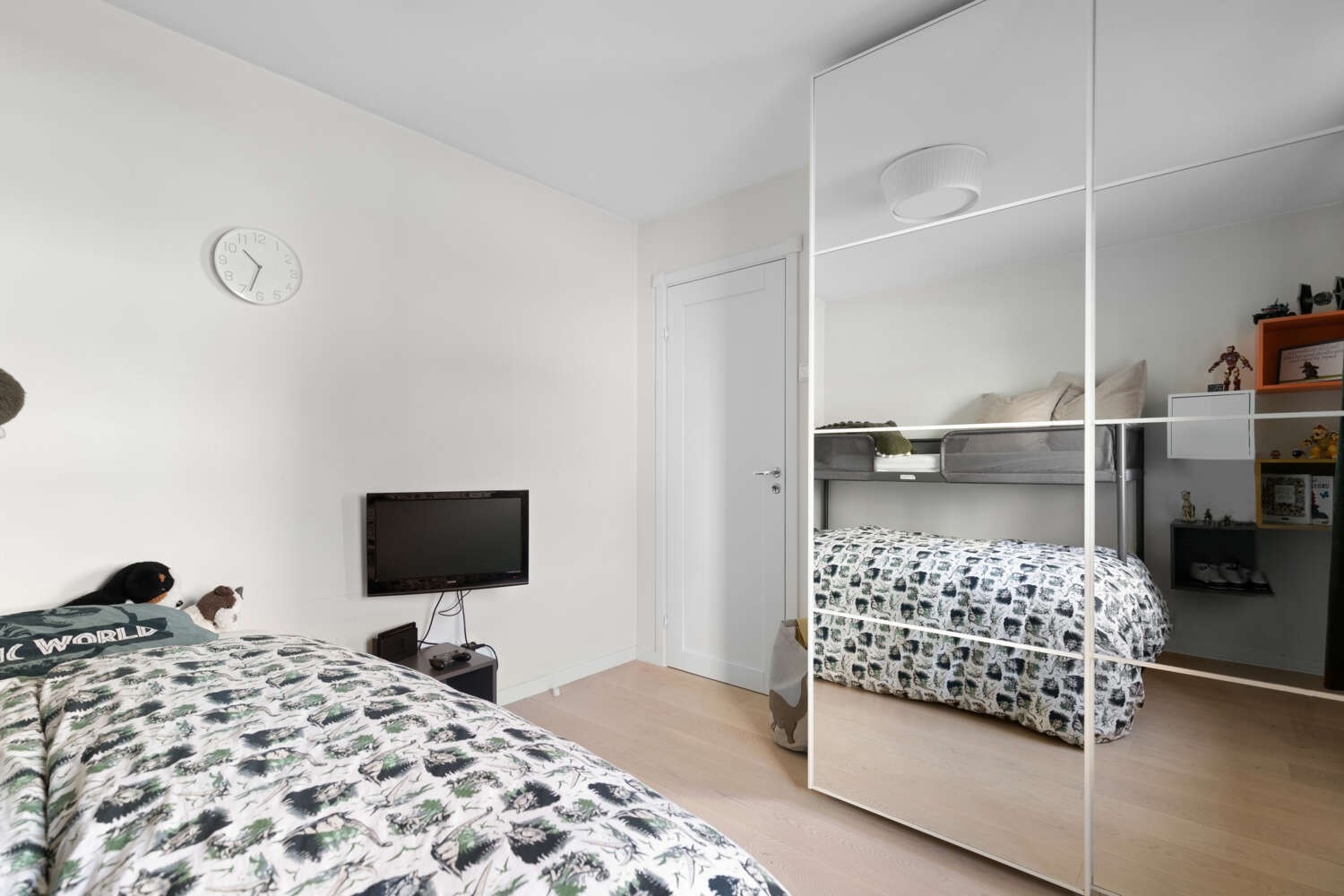 På rommet er det en romslig skyvedørsgarderobe. Galleribilde