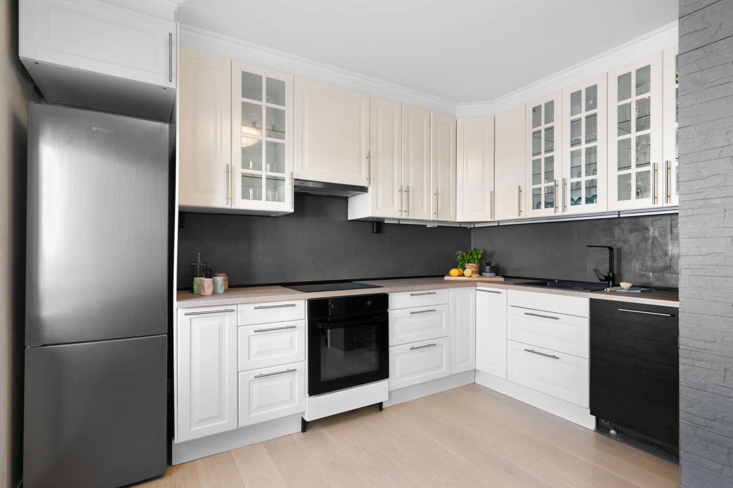 Fint kjøkken med integrert stekeovn, platetopp og oppvaskmasking. Plass til frittstående kjøleskap. Galleribilde