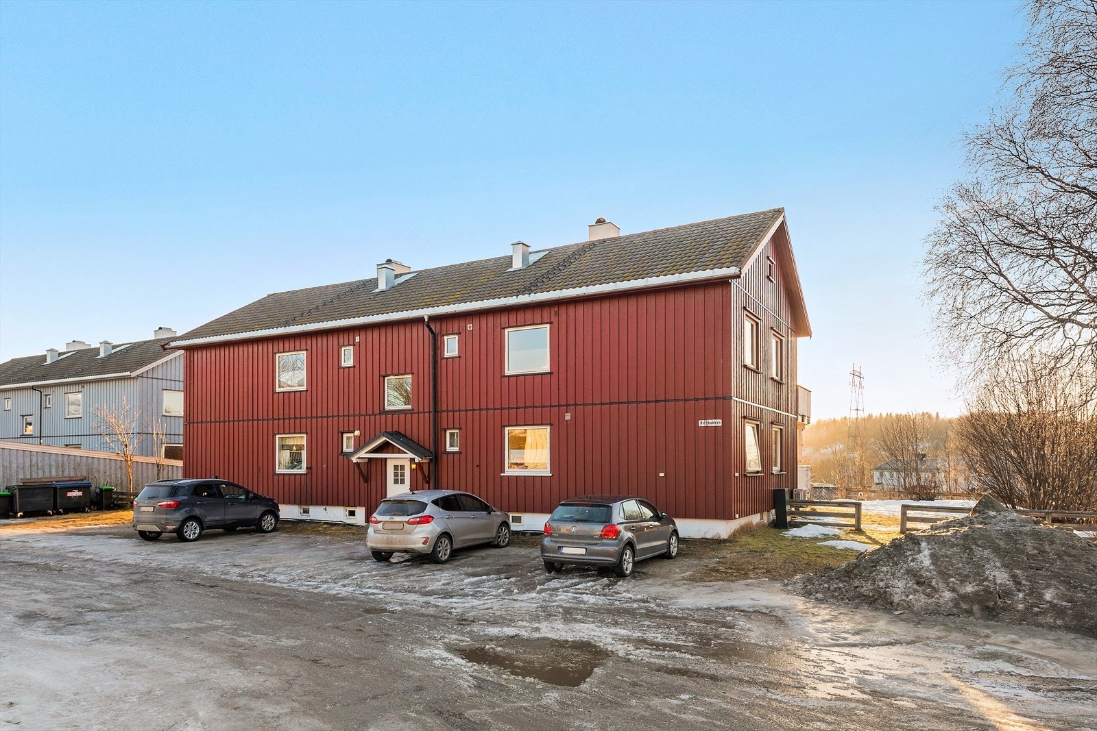 Leiligheten ligger til høyre i bygget i 2.etsje. Parkering på borettslagets tomt. Galleribilde