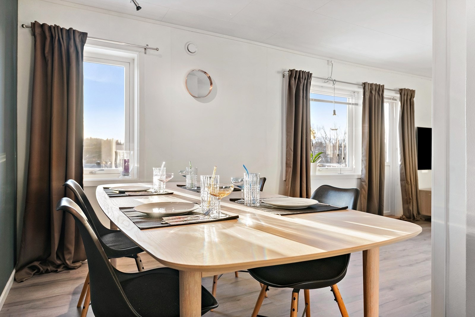 Leiligheten disponerer i tillegg en bod på loftet og tre boder i kjelleren. Galleribilde