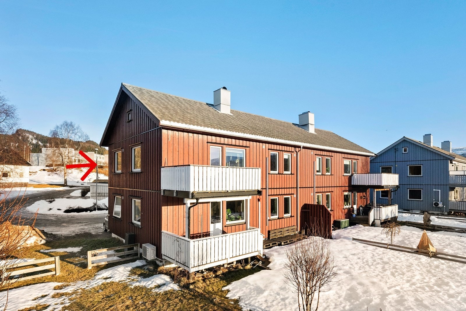Her sitter man fint til på solrik balkong i 2.etasje i veldrevne Selfors borettslag. Galleribilde