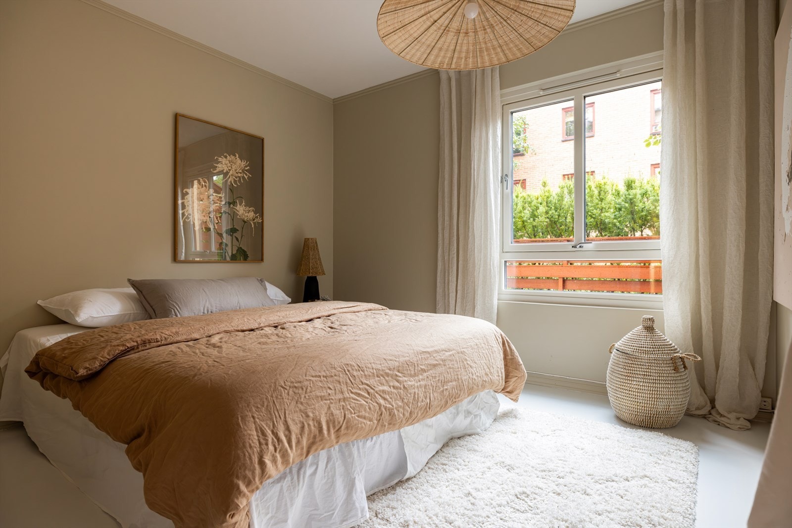 Romslig soverom med god plass til dobbeltseng og garderobe. Galleribilde