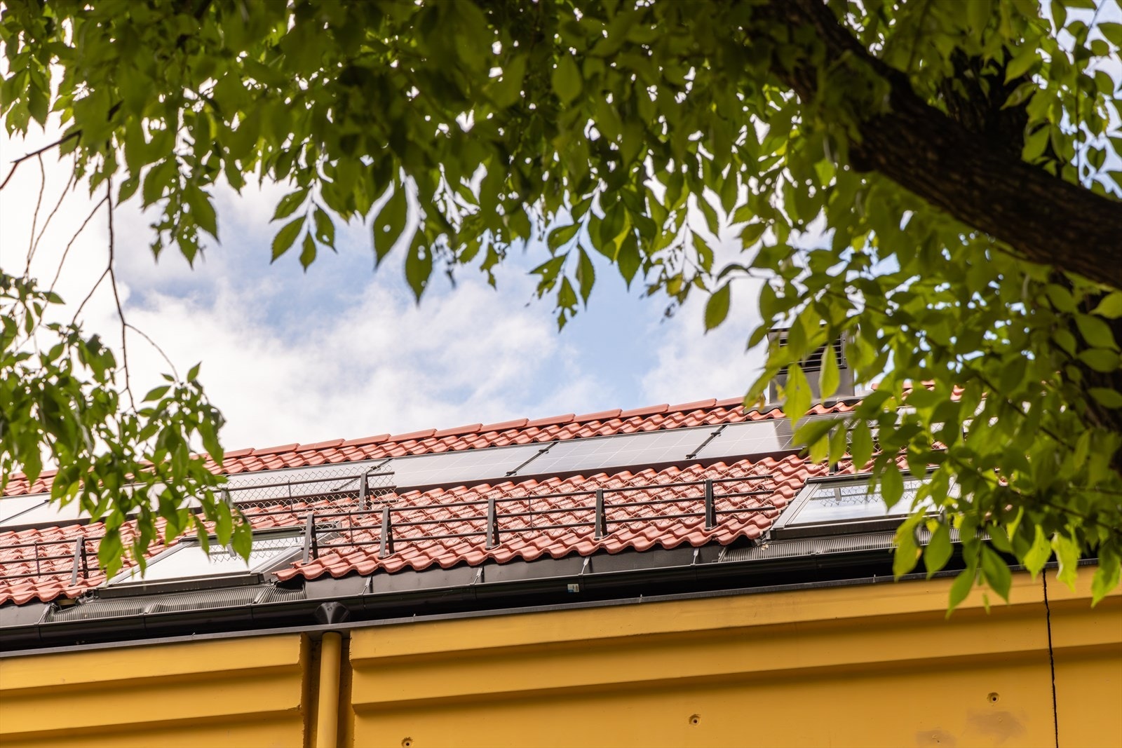 Borettslaget ferdigstiller i disse dager etablering av solcellepanel på taket. Galleribilde