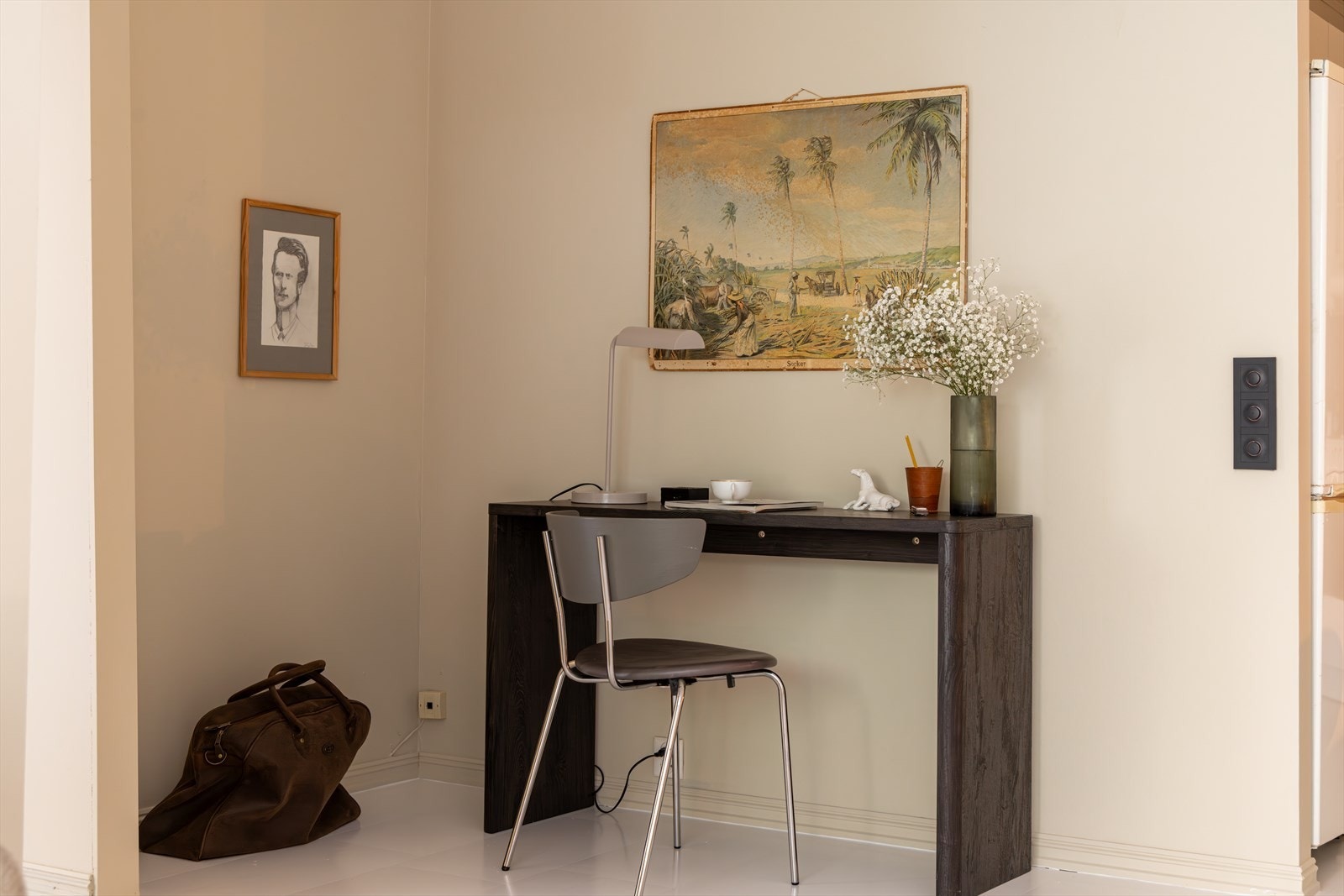 Et hjørne i stuen benyttes i dag som kontor. Galleribilde