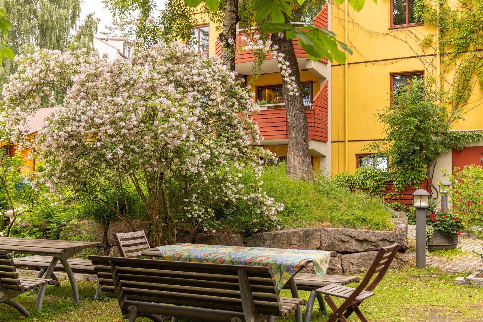 Flere sittegrupper i bakgården. Galleribilde