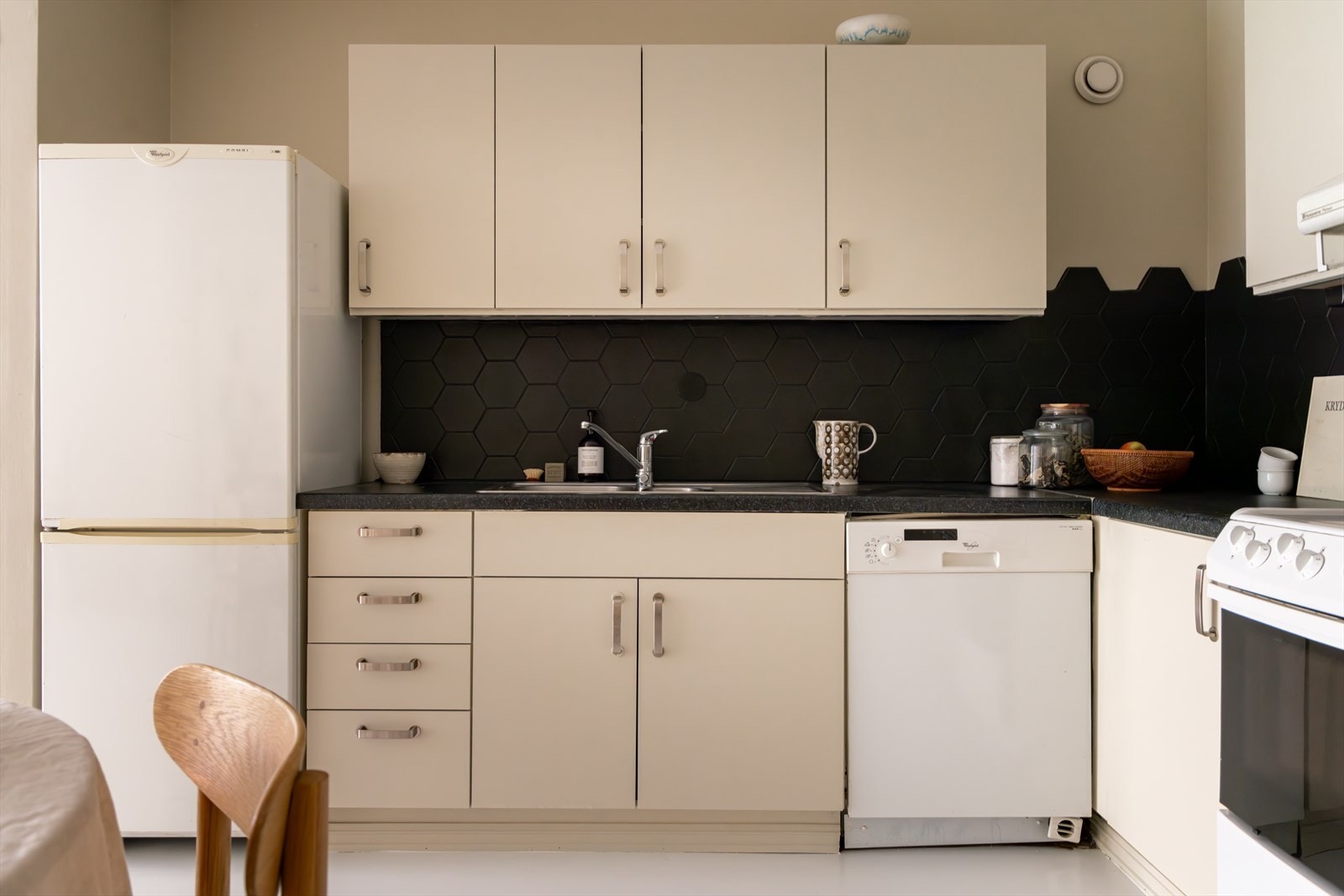 Kjøkkenet har rikelig med skap- og benkeplass. Galleribilde