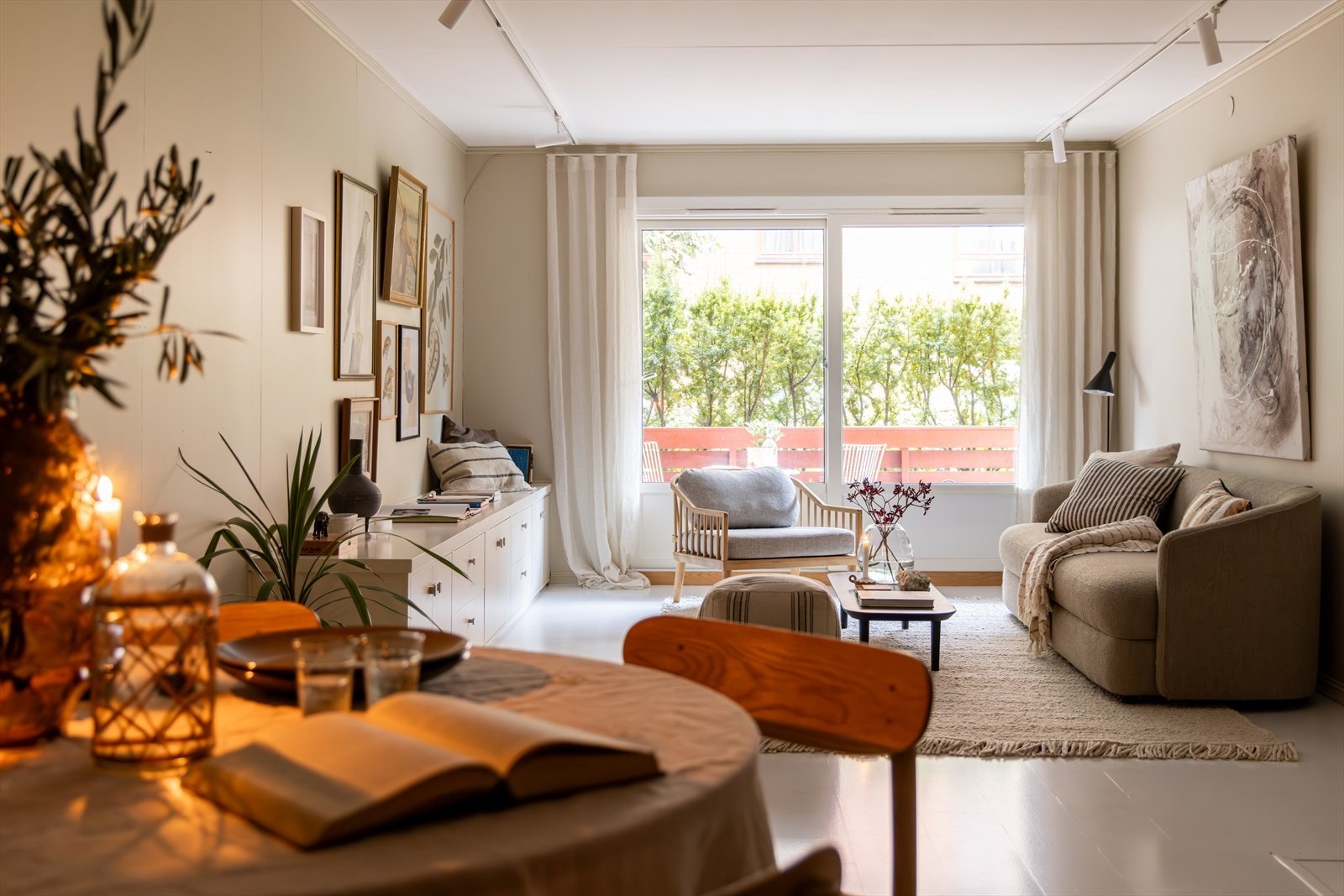 Leiligheten ligger i byggets 1. etasje og inneholder entré/gang, bad, innvendig bod, soverom og kjøkken i åpen løsning mot stue. Galleribilde