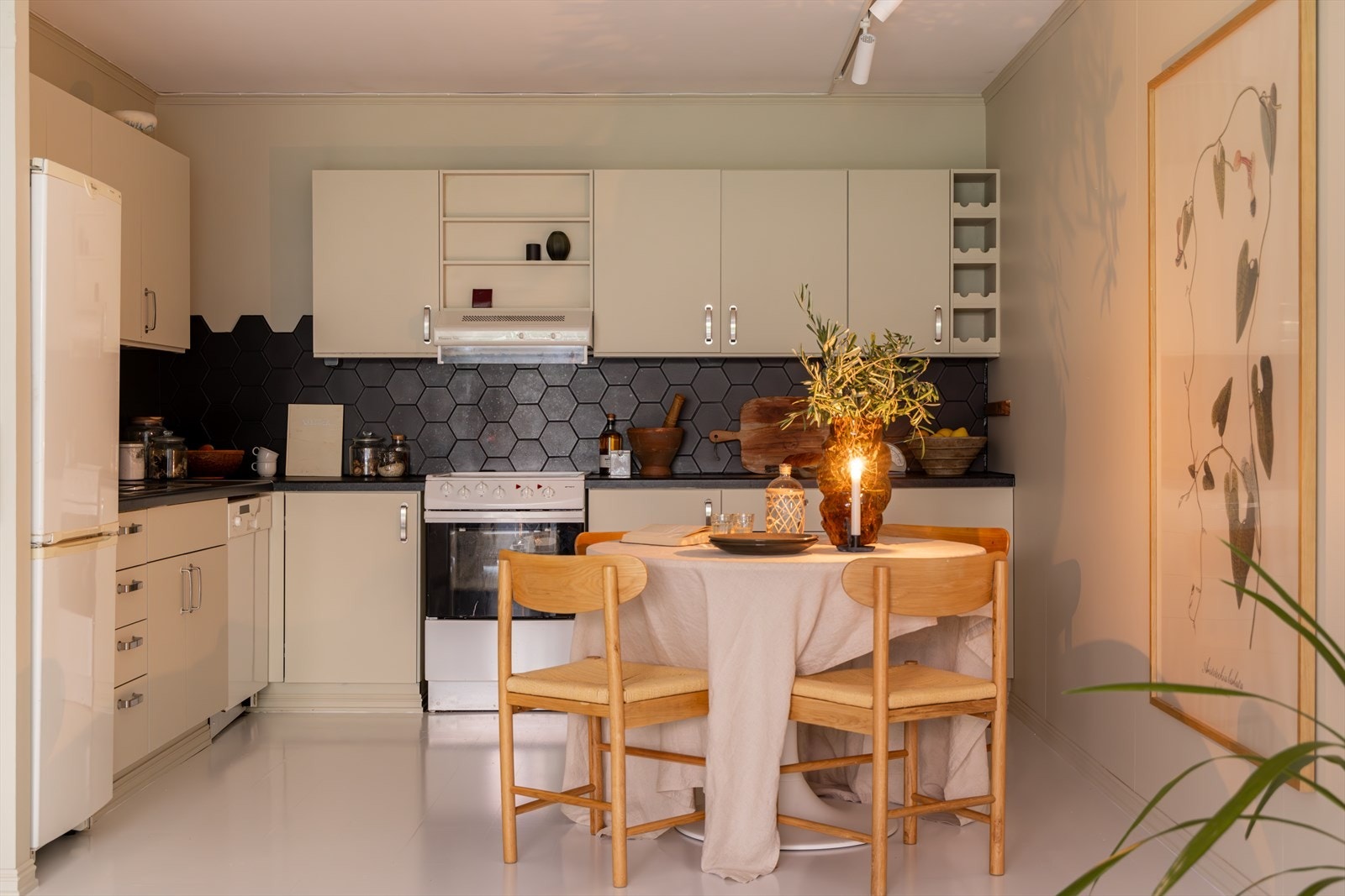 Kjøkkeninnredning fra ca. 2004 og ble oppmalt i 2024. Galleribilde