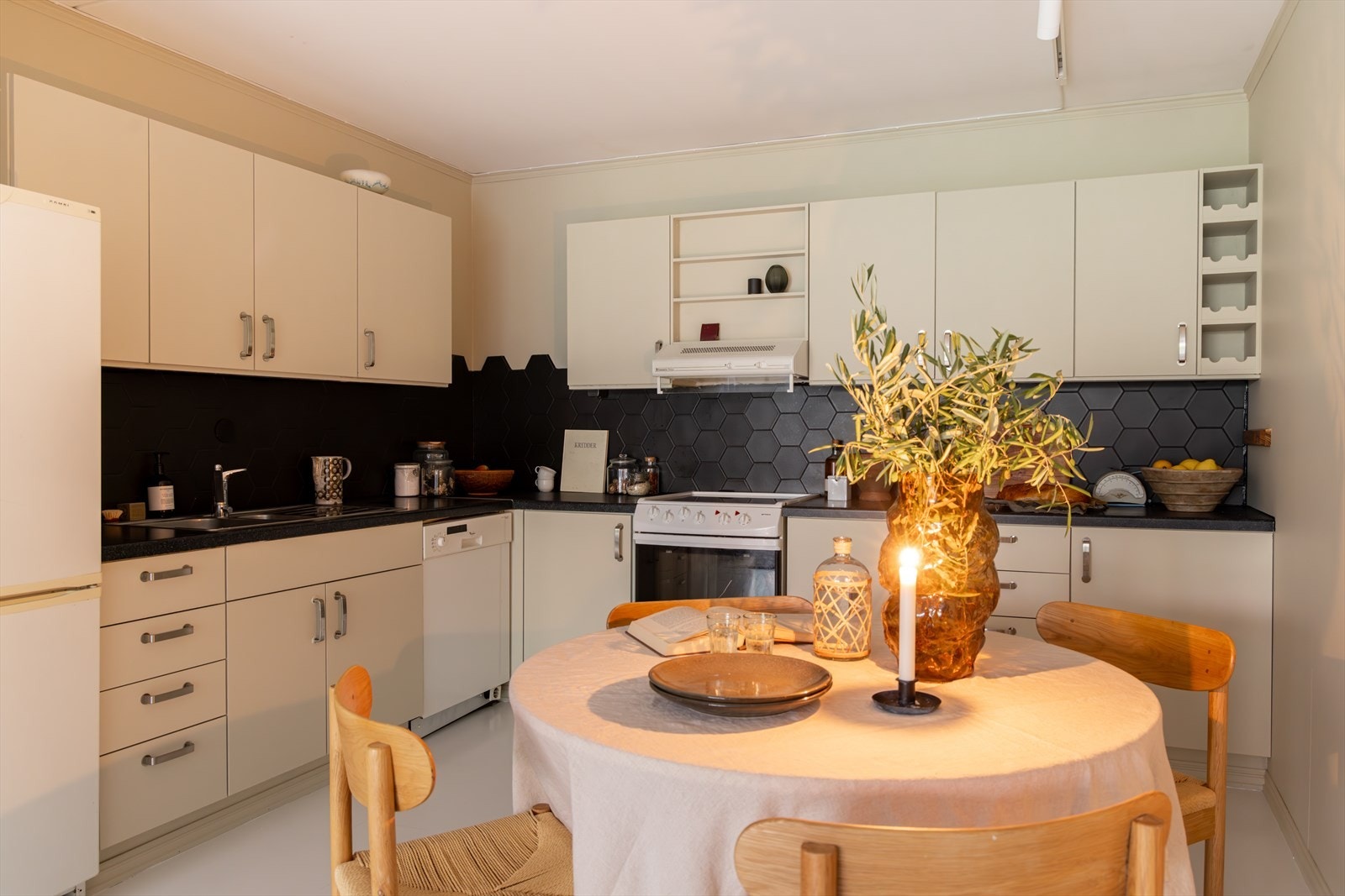 Innredning med slette fronter, benkeplate i laminat, nedfelt vask av stål og opplegg for oppvaskmaskin. Galleribilde