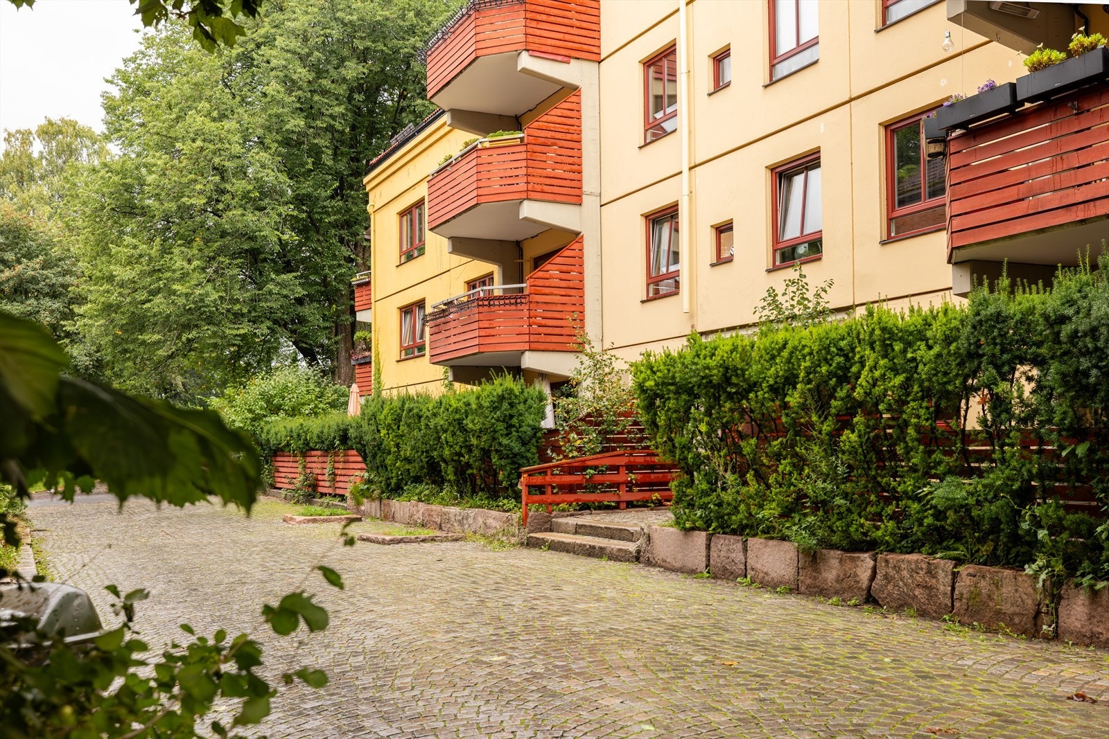 Bygården ligger i rolig blindgate, innenfor bom, med Bjølsenparken som nærmeste nabo. Galleribilde